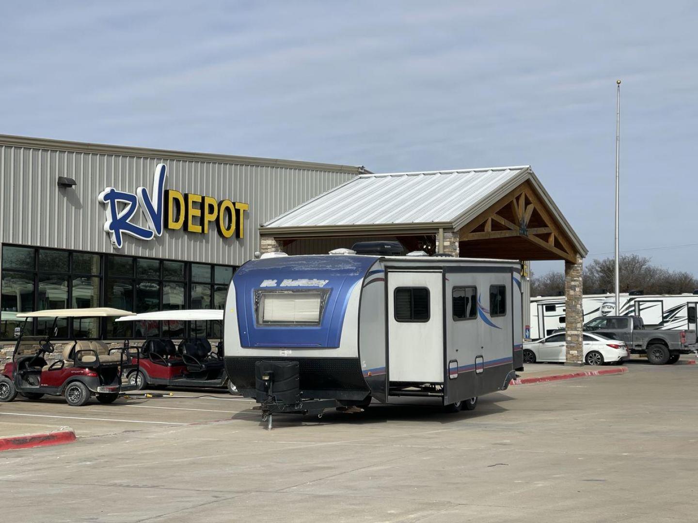 2018 GRAY RIVERSIDE MT MCKINLEY 830FK - (59CCC3223JL) , Length: 32 ft | Dry Weight: 5660 lbs | Slides: 1 transmission, located at 4319 N Main Street, Cleburne, TX, 76033, (817) 221-0660, 32.435829, -97.384178 - With so much floor space to spare, the Riverside RV 830FK Mt. McKinley single slide travel trailer is the perfect way to start your next camping trip. This unit measures 32 ft in length, 8 ft in width, and 10.5 ft in height. It has a dry weight of 5,660 lbs., with a cargo capacity of 1,975 lbs., - Photo#0