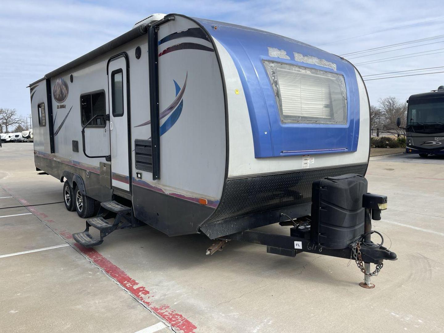 2018 GRAY RIVERSIDE MT MCKINLEY 830FK - (59CCC3223JL) , Length: 32 ft | Dry Weight: 5660 lbs | Slides: 1 transmission, located at 4319 N Main Street, Cleburne, TX, 76033, (817) 221-0660, 32.435829, -97.384178 - With so much floor space to spare, the Riverside RV 830FK Mt. McKinley single slide travel trailer is the perfect way to start your next camping trip. This unit measures 32 ft in length, 8 ft in width, and 10.5 ft in height. It has a dry weight of 5,660 lbs., with a cargo capacity of 1,975 lbs., - Photo#22