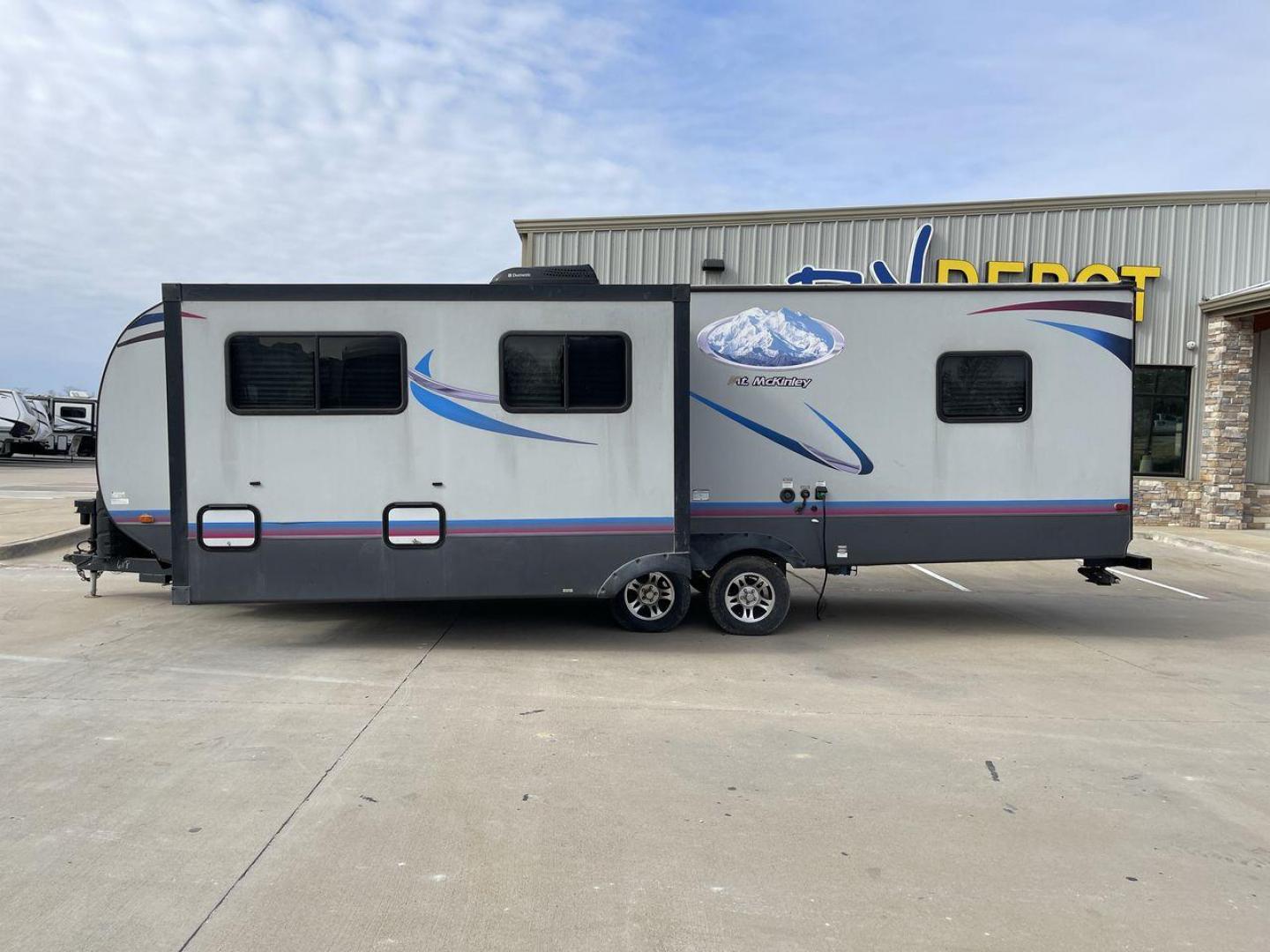 2018 GRAY RIVERSIDE MT MCKINLEY 830FK - (59CCC3223JL) , Length: 32 ft | Dry Weight: 5660 lbs | Slides: 1 transmission, located at 4319 N Main Street, Cleburne, TX, 76033, (817) 221-0660, 32.435829, -97.384178 - With so much floor space to spare, the Riverside RV 830FK Mt. McKinley single slide travel trailer is the perfect way to start your next camping trip. This unit measures 32 ft in length, 8 ft in width, and 10.5 ft in height. It has a dry weight of 5,660 lbs., with a cargo capacity of 1,975 lbs., - Photo#23