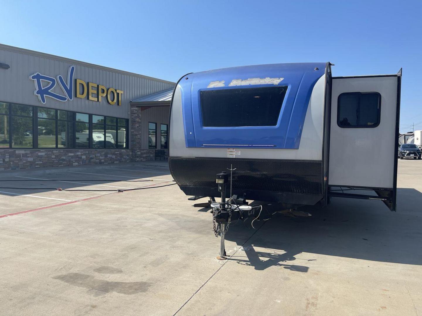 2018 GRAY RIVERSIDE MT MCKINLEY 830FK - (59CCC3223JL) , Length: 32 ft | Dry Weight: 5660 lbs | Slides: 1 transmission, located at 4319 N Main Street, Cleburne, TX, 76033, (817) 221-0660, 32.435829, -97.384178 - With so much floor space to spare, the Riverside RV 830FK Mt. McKinley single slide travel trailer is the perfect way to start your next camping trip. This unit measures 32 ft in length, 8 ft in width, and 10.5 ft in height. It has a dry weight of 5,660 lbs., with a cargo capacity of 1,975 lbs., - Photo#0