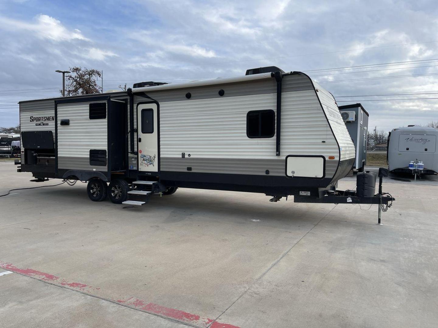 2018 WHITE SPORTSMEN 332BH (4EZTS3321J5) , Length: 36.83 ft. | Dry Weight: 7,350 lbs. | Gross Weight: 8,000 lbs. | Slides: 2 transmission, located at 4319 N Main Street, Cleburne, TX, 76033, (817) 221-0660, 32.435829, -97.384178 - Photo#24