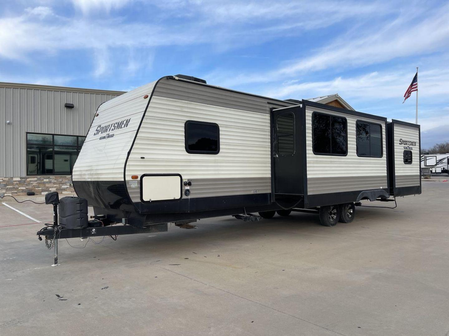 2018 WHITE SPORTSMEN 332BH (4EZTS3321J5) , Length: 36.83 ft. | Dry Weight: 7,350 lbs. | Gross Weight: 8,000 lbs. | Slides: 2 transmission, located at 4319 N Main Street, Cleburne, TX, 76033, (817) 221-0660, 32.435829, -97.384178 - Photo#25