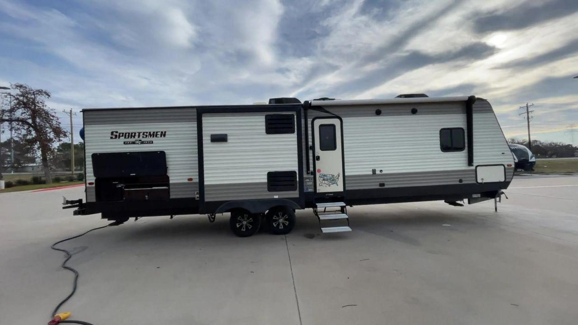 2018 WHITE SPORTSMEN 332BH (4EZTS3321J5) , Length: 36.83 ft. | Dry Weight: 7,350 lbs. | Gross Weight: 8,000 lbs. | Slides: 2 transmission, located at 4319 N Main Street, Cleburne, TX, 76033, (817) 221-0660, 32.435829, -97.384178 - Photo#2