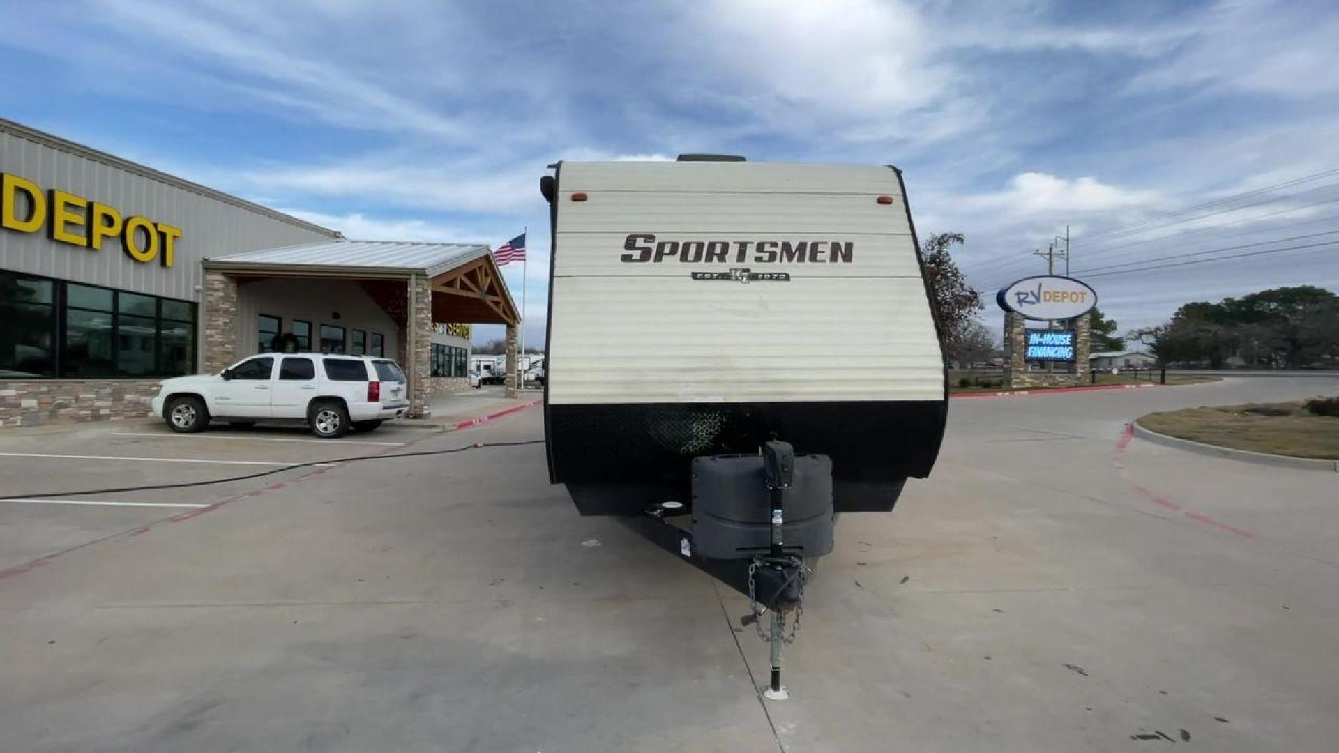 2018 WHITE SPORTSMEN 332BH (4EZTS3321J5) , Length: 36.83 ft. | Dry Weight: 7,350 lbs. | Gross Weight: 8,000 lbs. | Slides: 2 transmission, located at 4319 N Main Street, Cleburne, TX, 76033, (817) 221-0660, 32.435829, -97.384178 - Photo#4