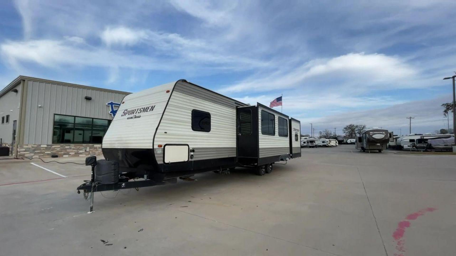 2018 WHITE SPORTSMEN 332BH (4EZTS3321J5) , Length: 36.83 ft. | Dry Weight: 7,350 lbs. | Gross Weight: 8,000 lbs. | Slides: 2 transmission, located at 4319 N Main Street, Cleburne, TX, 76033, (817) 221-0660, 32.435829, -97.384178 - Photo#5