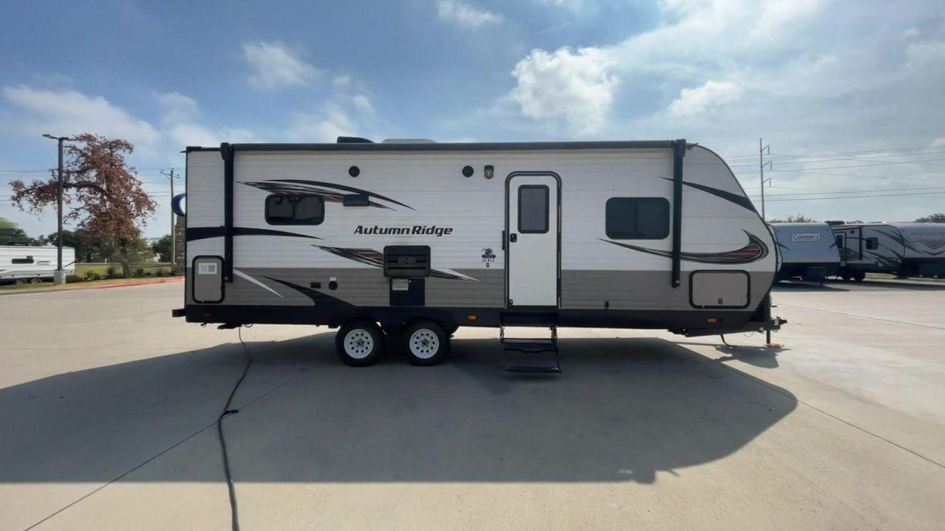 2018 WHITE STARCRAFT AUTUMN RIDGE 23RLS (1SABS0BN5J2) , Length: 29.08 ft. | Dry Weight: 5,297 lbs. | Slides: 1 transmission, located at 4319 N Main Street, Cleburne, TX, 76033, (817) 221-0660, 32.435829, -97.384178 - The 2018 Starcraft Autumn Ridge 23RLS travel trailer is a stylish way to take in the beauty of nature. This RV is expertly built and designed to provide the ideal balance of elegance, practicality, and comfort for your camping excursions. This travel trailer measures 29.08 ft in length, 7.92 ft i - Photo#2