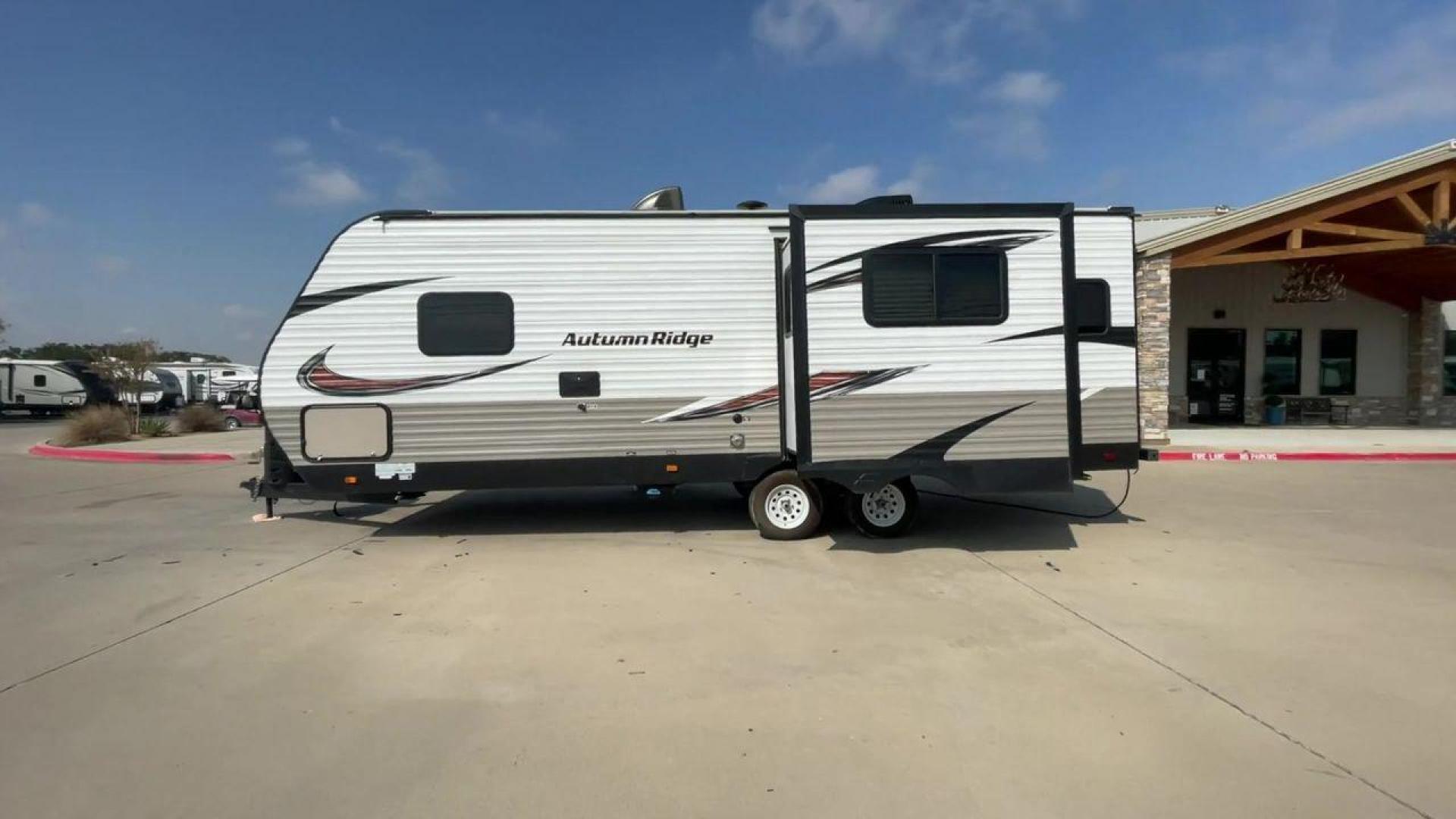 2018 WHITE STARCRAFT AUTUMN RIDGE 23RLS (1SABS0BN5J2) , Length: 29.08 ft. | Dry Weight: 5,297 lbs. | Slides: 1 transmission, located at 4319 N Main Street, Cleburne, TX, 76033, (817) 221-0660, 32.435829, -97.384178 - The 2018 Starcraft Autumn Ridge 23RLS travel trailer is a stylish way to take in the beauty of nature. This RV is expertly built and designed to provide the ideal balance of elegance, practicality, and comfort for your camping excursions. This travel trailer measures 29.08 ft in length, 7.92 ft i - Photo#6