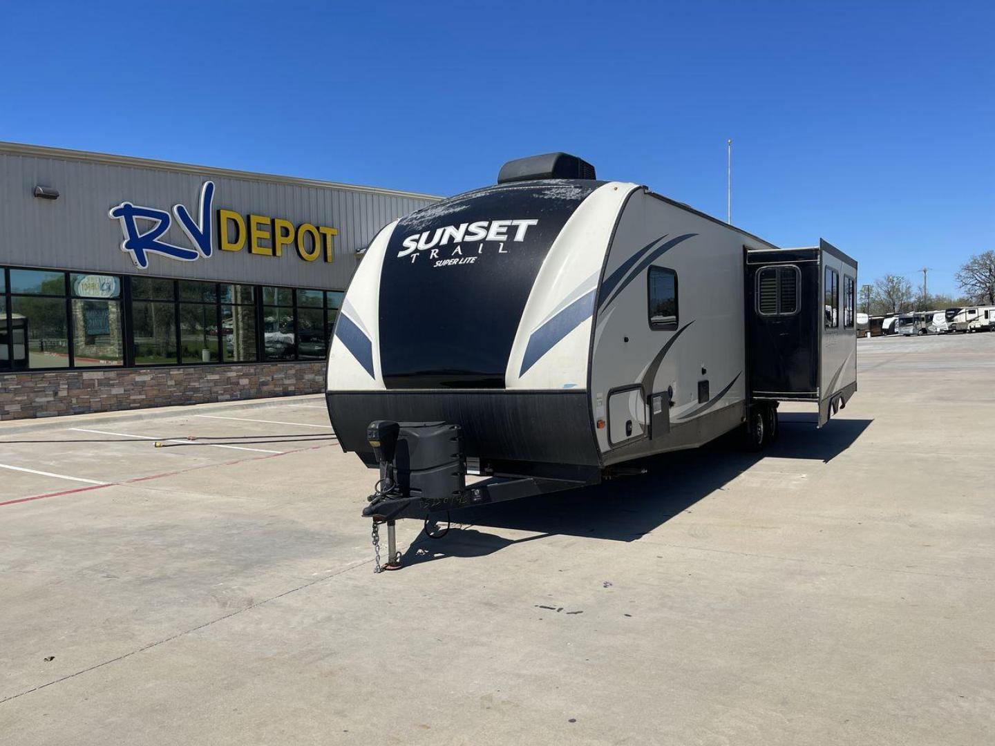 2018 TAN SUNSET TRAIL 291RK - (4YDT29121J5) , Length: 33.33 ft. | Dry Weight: 5,686 lbs. | Gross Weight: 7,600 lbs. | Slides: 1 transmission, located at 4319 N Main Street, Cleburne, TX, 76033, (817) 221-0660, 32.435829, -97.384178 - The 2018 Sunset Trail 291RK travel trailer is designed for a cozy and functional camping experience! Even with a single slideout, this trailer can sleep a maximum of six people. With a length of 33 ft, it has a gross weight of 7,600 lbs. The exterior of this trailer is sleek and modern with its pain - Photo#0