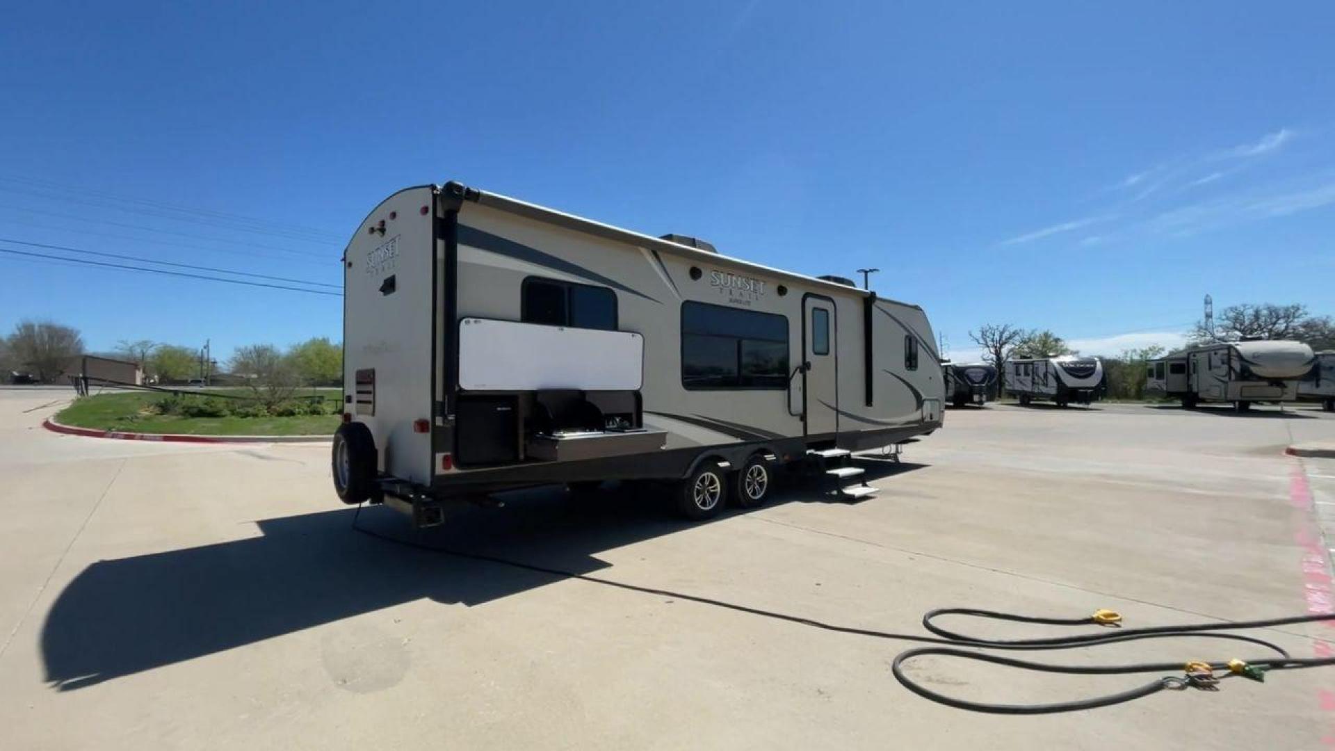 2018 TAN SUNSET TRAIL 291RK - (4YDT29121J5) , Length: 33.33 ft. | Dry Weight: 5,686 lbs. | Gross Weight: 7,600 lbs. | Slides: 1 transmission, located at 4319 N Main Street, Cleburne, TX, 76033, (817) 221-0660, 32.435829, -97.384178 - The 2018 Sunset Trail 291RK travel trailer is designed for a cozy and functional camping experience! Even with a single slideout, this trailer can sleep a maximum of six people. With a length of 33 ft, it has a gross weight of 7,600 lbs. The exterior of this trailer is sleek and modern with its pain - Photo#1