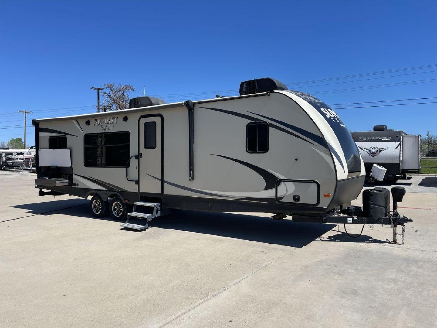 2018 TAN SUNSET TRAIL 291RK - (4YDT29121J5) , Length: 33.33 ft. | Dry Weight: 5,686 lbs. | Gross Weight: 7,600 lbs. | Slides: 1 transmission, located at 4319 N Main Street, Cleburne, TX, 76033, (817) 221-0660, 32.435829, -97.384178 - The 2018 Sunset Trail 291RK travel trailer is designed for a cozy and functional camping experience! Even with a single slideout, this trailer can sleep a maximum of six people. With a length of 33 ft, it has a gross weight of 7,600 lbs. The exterior of this trailer is sleek and modern with its pain - Photo#22