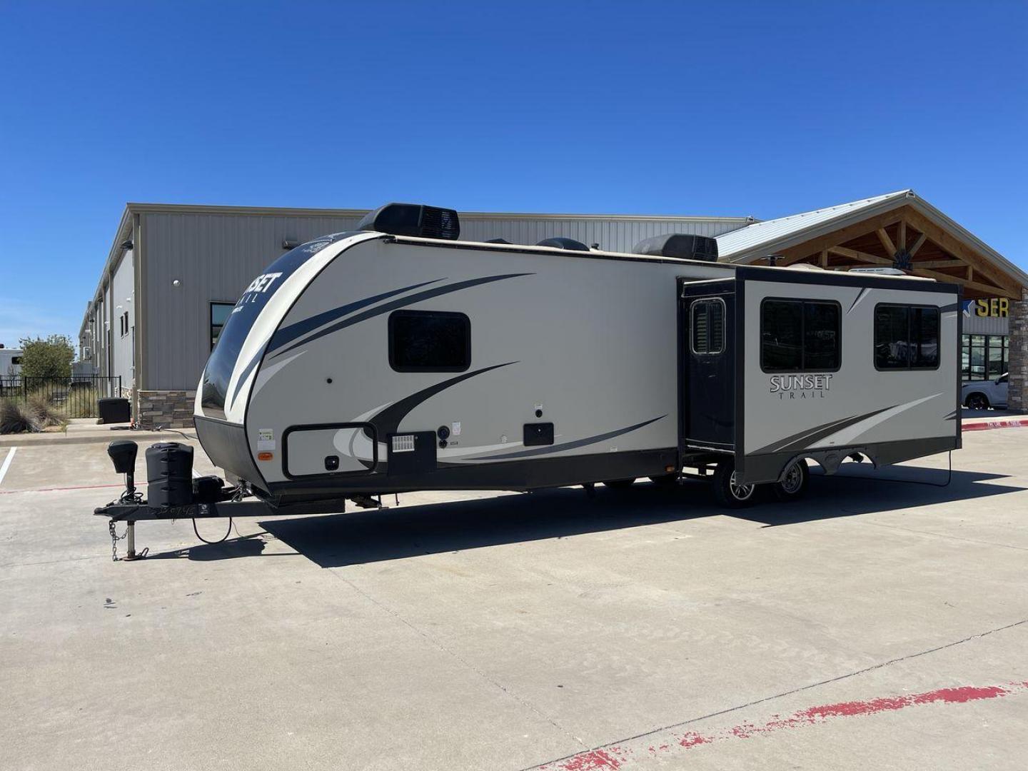 2018 TAN SUNSET TRAIL 291RK - (4YDT29121J5) , Length: 33.33 ft. | Dry Weight: 5,686 lbs. | Gross Weight: 7,600 lbs. | Slides: 1 transmission, located at 4319 N Main Street, Cleburne, TX, 76033, (817) 221-0660, 32.435829, -97.384178 - The 2018 Sunset Trail 291RK travel trailer is designed for a cozy and functional camping experience! Even with a single slideout, this trailer can sleep a maximum of six people. With a length of 33 ft, it has a gross weight of 7,600 lbs. The exterior of this trailer is sleek and modern with its pain - Photo#23