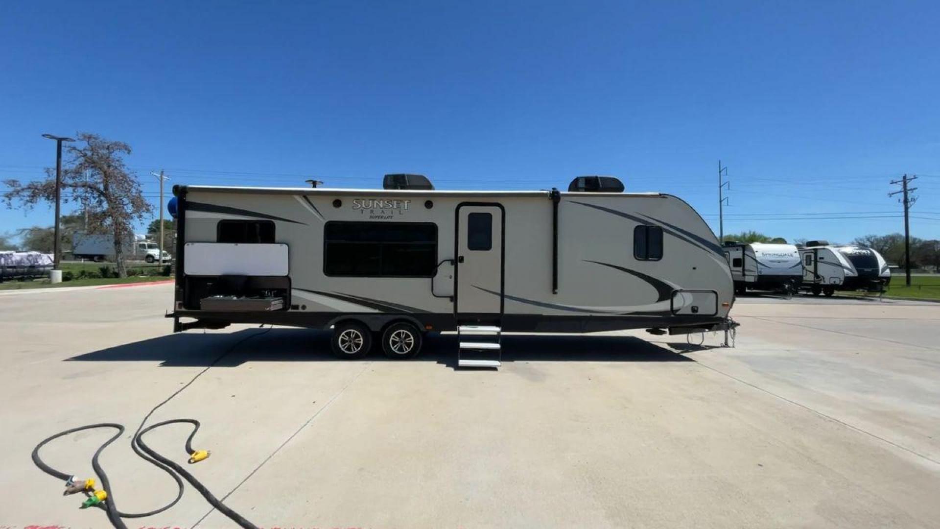 2018 TAN SUNSET TRAIL 291RK - (4YDT29121J5) , Length: 33.33 ft. | Dry Weight: 5,686 lbs. | Gross Weight: 7,600 lbs. | Slides: 1 transmission, located at 4319 N Main Street, Cleburne, TX, 76033, (817) 221-0660, 32.435829, -97.384178 - The 2018 Sunset Trail 291RK travel trailer is designed for a cozy and functional camping experience! Even with a single slideout, this trailer can sleep a maximum of six people. With a length of 33 ft, it has a gross weight of 7,600 lbs. The exterior of this trailer is sleek and modern with its pain - Photo#2