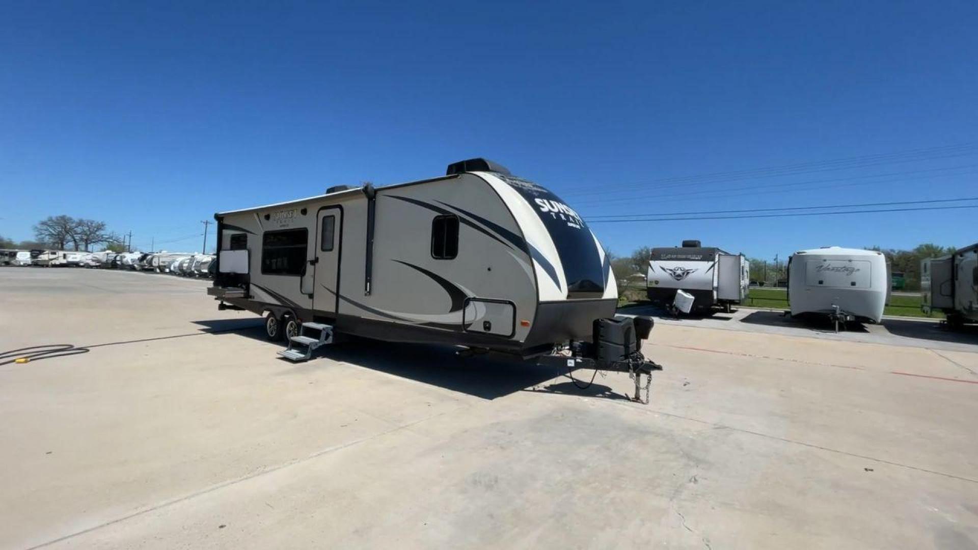 2018 TAN SUNSET TRAIL 291RK - (4YDT29121J5) , Length: 33.33 ft. | Dry Weight: 5,686 lbs. | Gross Weight: 7,600 lbs. | Slides: 1 transmission, located at 4319 N Main Street, Cleburne, TX, 76033, (817) 221-0660, 32.435829, -97.384178 - The 2018 Sunset Trail 291RK travel trailer is designed for a cozy and functional camping experience! Even with a single slideout, this trailer can sleep a maximum of six people. With a length of 33 ft, it has a gross weight of 7,600 lbs. The exterior of this trailer is sleek and modern with its pain - Photo#3