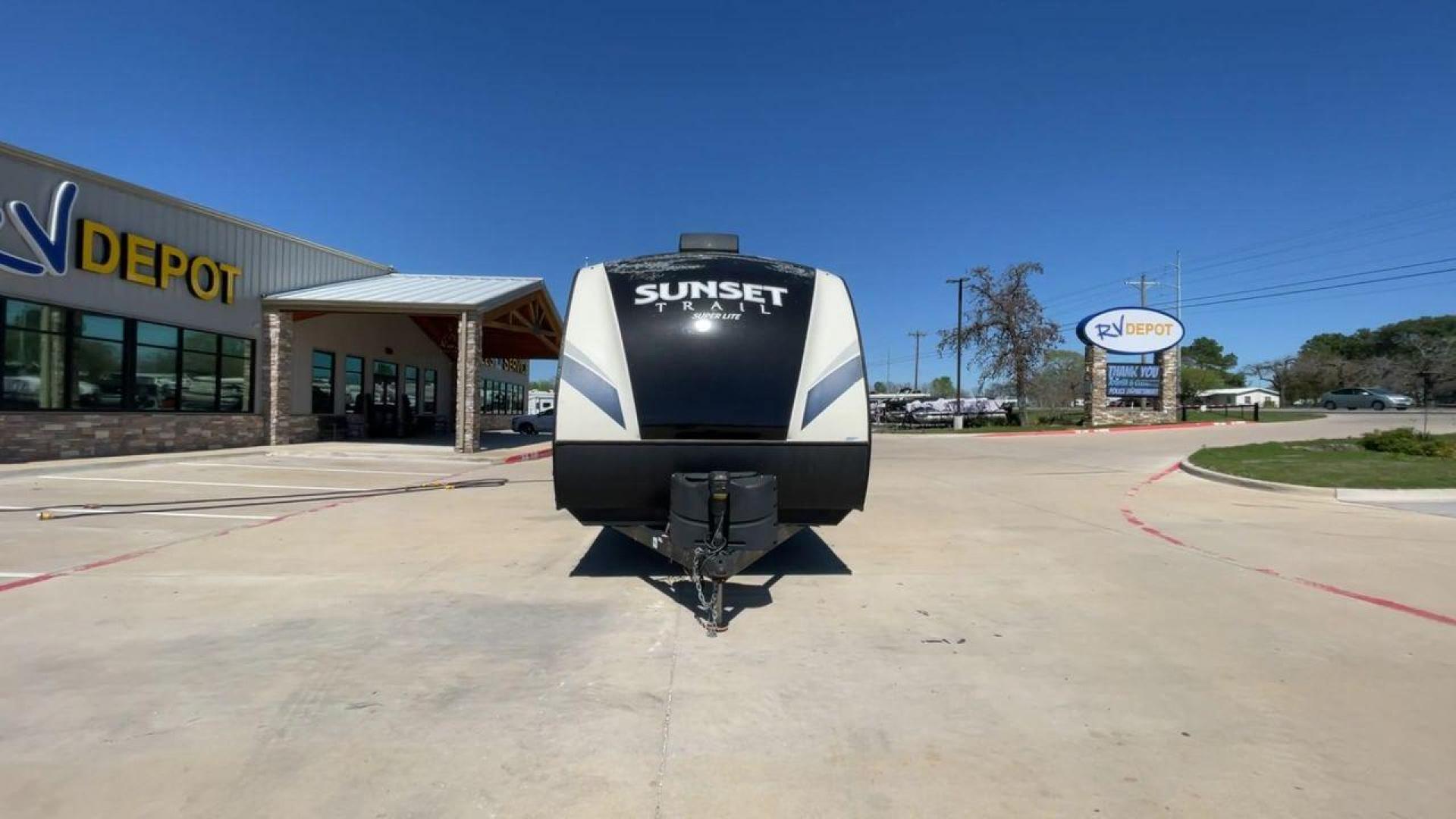 2018 TAN SUNSET TRAIL 291RK - (4YDT29121J5) , Length: 33.33 ft. | Dry Weight: 5,686 lbs. | Gross Weight: 7,600 lbs. | Slides: 1 transmission, located at 4319 N Main Street, Cleburne, TX, 76033, (817) 221-0660, 32.435829, -97.384178 - The 2018 Sunset Trail 291RK travel trailer is designed for a cozy and functional camping experience! Even with a single slideout, this trailer can sleep a maximum of six people. With a length of 33 ft, it has a gross weight of 7,600 lbs. The exterior of this trailer is sleek and modern with its pain - Photo#4