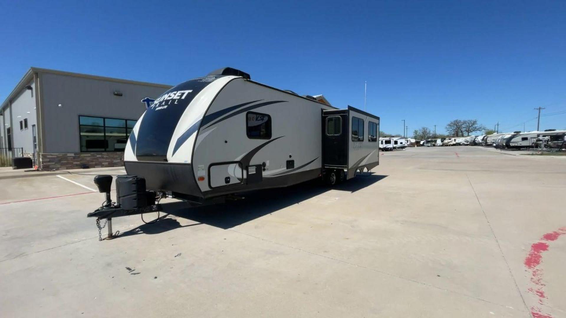 2018 TAN SUNSET TRAIL 291RK - (4YDT29121J5) , Length: 33.33 ft. | Dry Weight: 5,686 lbs. | Gross Weight: 7,600 lbs. | Slides: 1 transmission, located at 4319 N Main Street, Cleburne, TX, 76033, (817) 221-0660, 32.435829, -97.384178 - The 2018 Sunset Trail 291RK travel trailer is designed for a cozy and functional camping experience! Even with a single slideout, this trailer can sleep a maximum of six people. With a length of 33 ft, it has a gross weight of 7,600 lbs. The exterior of this trailer is sleek and modern with its pain - Photo#5