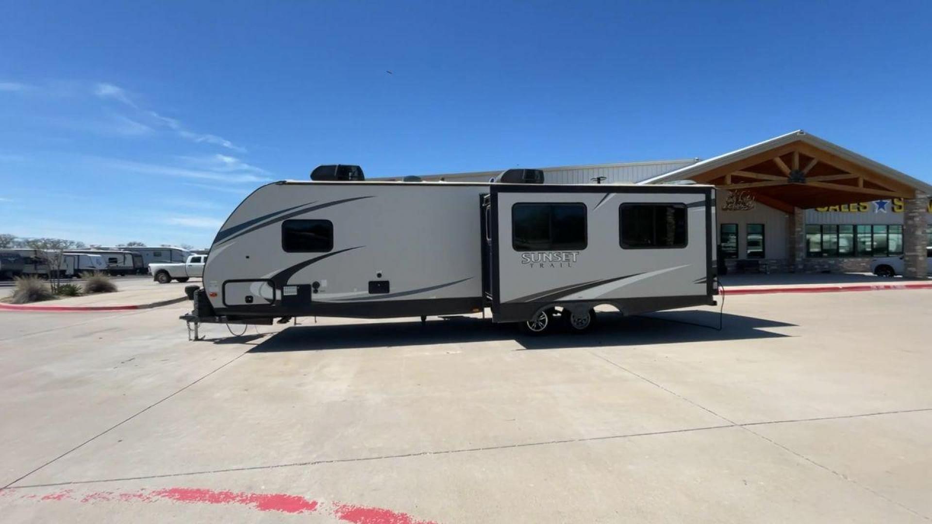 2018 TAN SUNSET TRAIL 291RK - (4YDT29121J5) , Length: 33.33 ft. | Dry Weight: 5,686 lbs. | Gross Weight: 7,600 lbs. | Slides: 1 transmission, located at 4319 N Main Street, Cleburne, TX, 76033, (817) 221-0660, 32.435829, -97.384178 - The 2018 Sunset Trail 291RK travel trailer is designed for a cozy and functional camping experience! Even with a single slideout, this trailer can sleep a maximum of six people. With a length of 33 ft, it has a gross weight of 7,600 lbs. The exterior of this trailer is sleek and modern with its pain - Photo#6