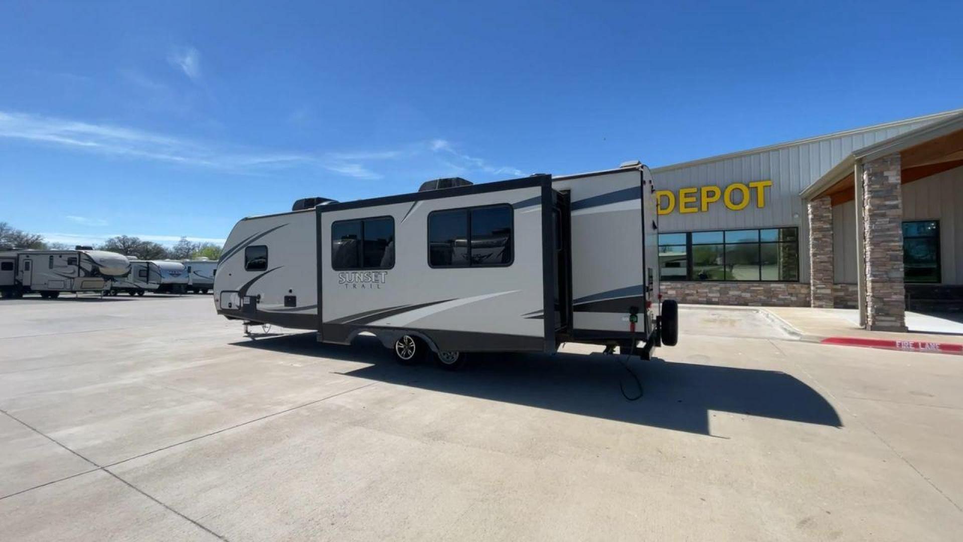 2018 TAN SUNSET TRAIL 291RK - (4YDT29121J5) , Length: 33.33 ft. | Dry Weight: 5,686 lbs. | Gross Weight: 7,600 lbs. | Slides: 1 transmission, located at 4319 N Main Street, Cleburne, TX, 76033, (817) 221-0660, 32.435829, -97.384178 - The 2018 Sunset Trail 291RK travel trailer is designed for a cozy and functional camping experience! Even with a single slideout, this trailer can sleep a maximum of six people. With a length of 33 ft, it has a gross weight of 7,600 lbs. The exterior of this trailer is sleek and modern with its pain - Photo#7