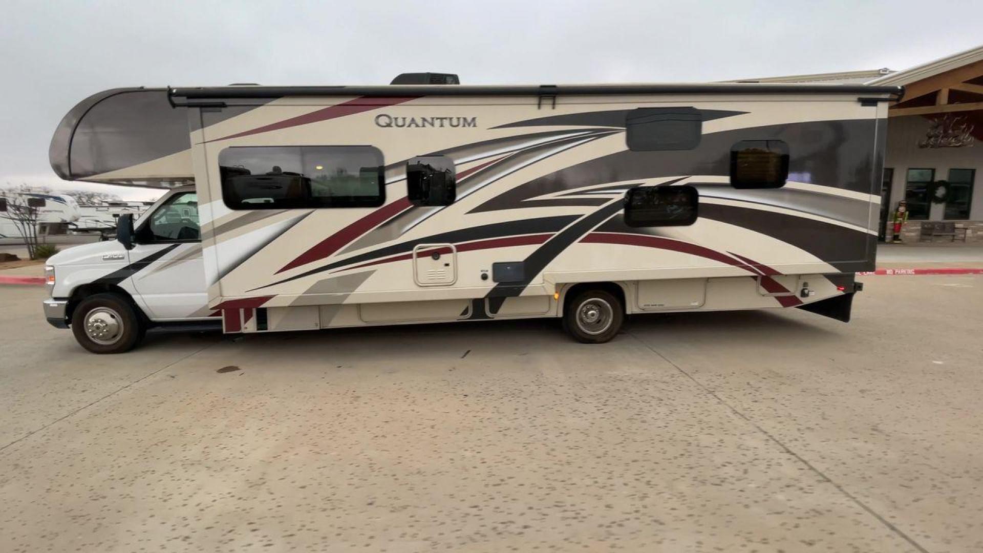 2018 THOR QUANTUM LF31 (1FDXE4FS5JD) , Length: 32.58 ft. | Gross Weight: 14,500 lbs. transmission, located at 4319 N Main Street, Cleburne, TX, 76033, (817) 221-0660, 32.435829, -97.384178 - The 2018 Thor Quantum LF31 is a luxurious Class C motorhome that combines elegance with functionality, designed to enhance your road trips and adventures. With a length of 32.58 ft., a width of 8.25 ft., and a height of 11.08 ft., it provides a spacious interior. It features an interior height of 7 - Photo#6