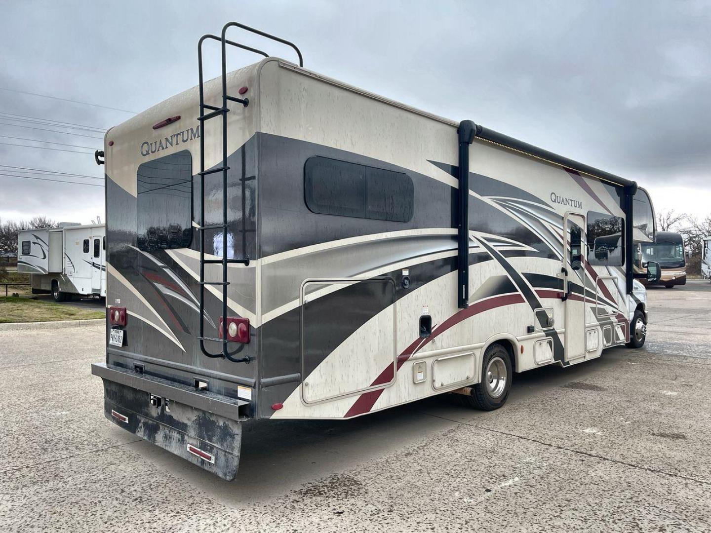 2018 THOR QUANTUM LF31 (1FDXE4FS5JD) , Length: 32.58 ft. | Gross Weight: 14,500 lbs. transmission, located at 4319 N Main Street, Cleburne, TX, 76033, (817) 221-0660, 32.435829, -97.384178 - The 2018 Thor Quantum LF31 is a luxurious Class C motorhome that combines elegance with functionality, designed to enhance your road trips and adventures. With a length of 32.58 ft., a width of 8.25 ft., and a height of 11.08 ft., it provides a spacious interior. It features an interior height of 7 - Photo#25