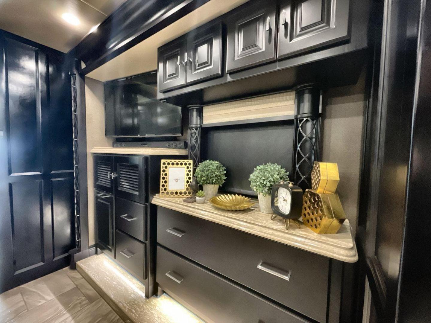 2018 TIFFIN ALLEGRO BUS 45OP (5VBBAK7A6JA) , located at 4319 N Main Street, Cleburne, TX, 76033, (817) 221-0660, 32.435829, -97.384178 - Photo#27