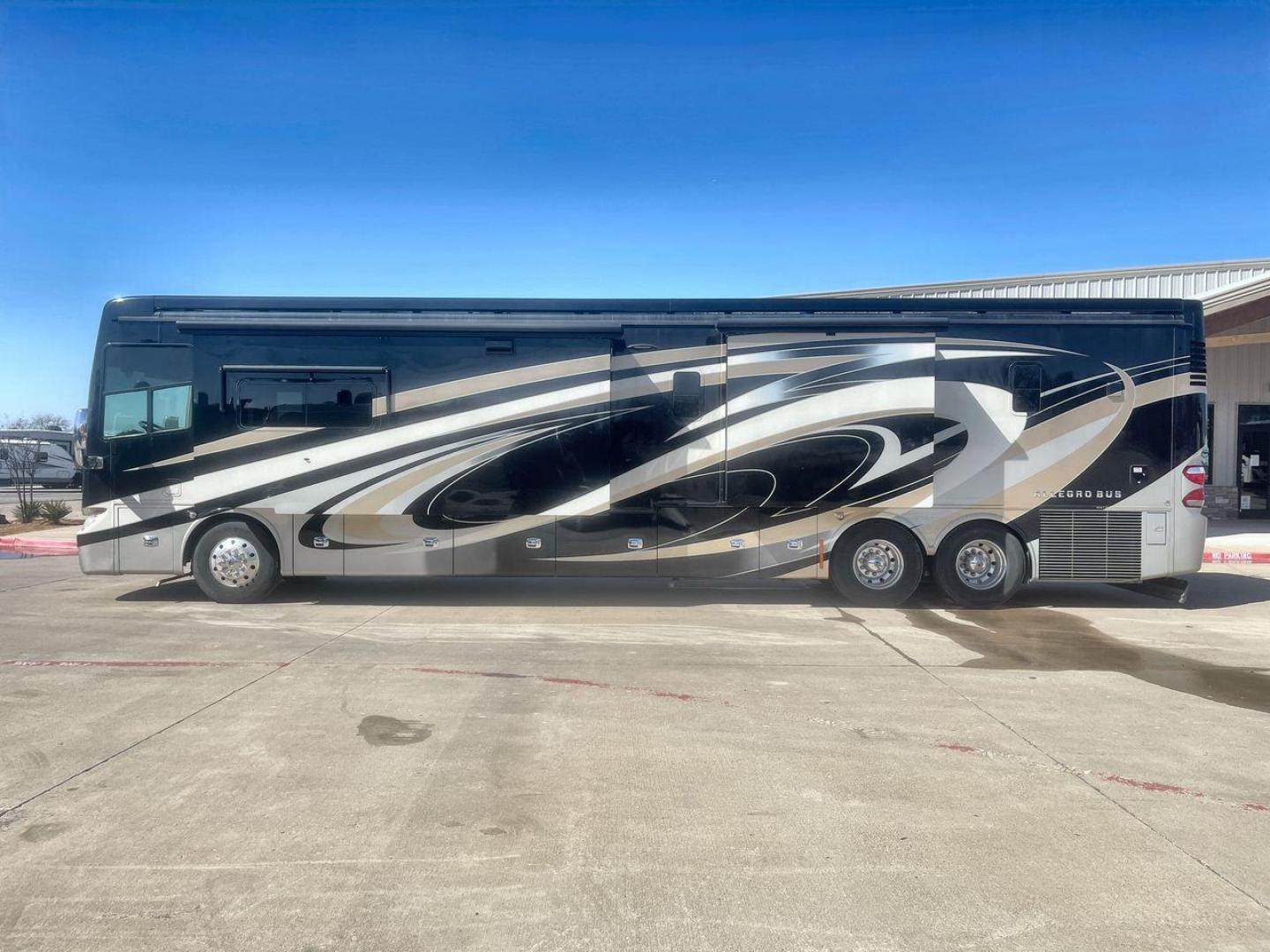 2018 TIFFIN ALLEGRO BUS 45OP (5VBBAK7A6JA) , located at 4319 N Main Street, Cleburne, TX, 76033, (817) 221-0660, 32.435829, -97.384178 - Photo#39