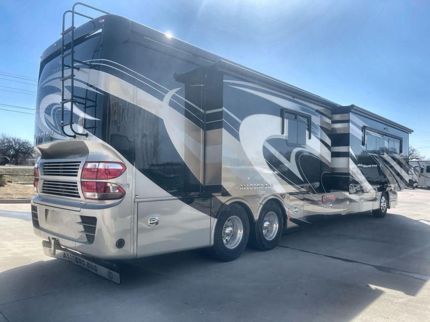 2018 TIFFIN ALLEGRO BUS 45OP (5VBBAK7A6JA) , located at 4319 N Main Street, Cleburne, TX, 76033, (817) 221-0660, 32.435829, -97.384178 - Photo#40