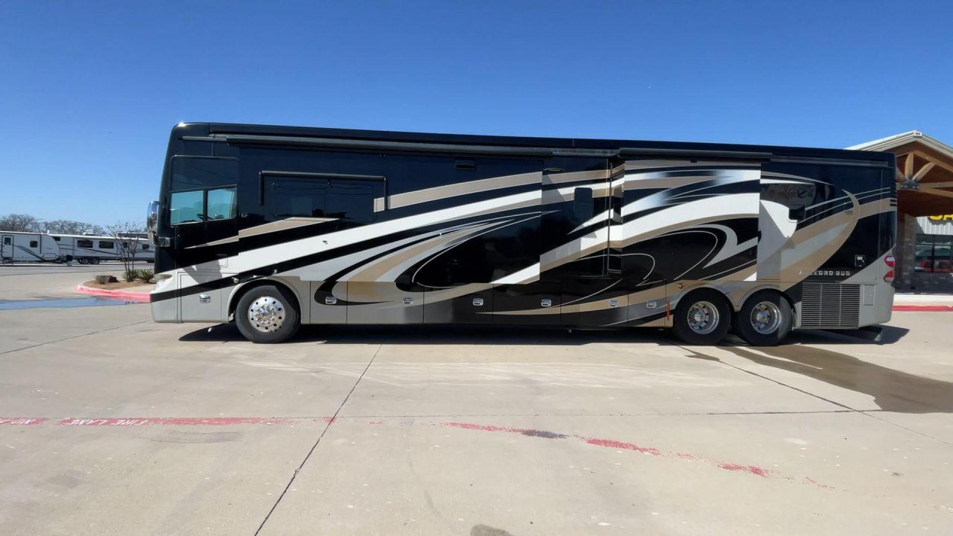 2018 TIFFIN ALLEGRO BUS 45OP (5VBBAK7A6JA) , located at 4319 N Main Street, Cleburne, TX, 76033, (817) 221-0660, 32.435829, -97.384178 - Photo#6