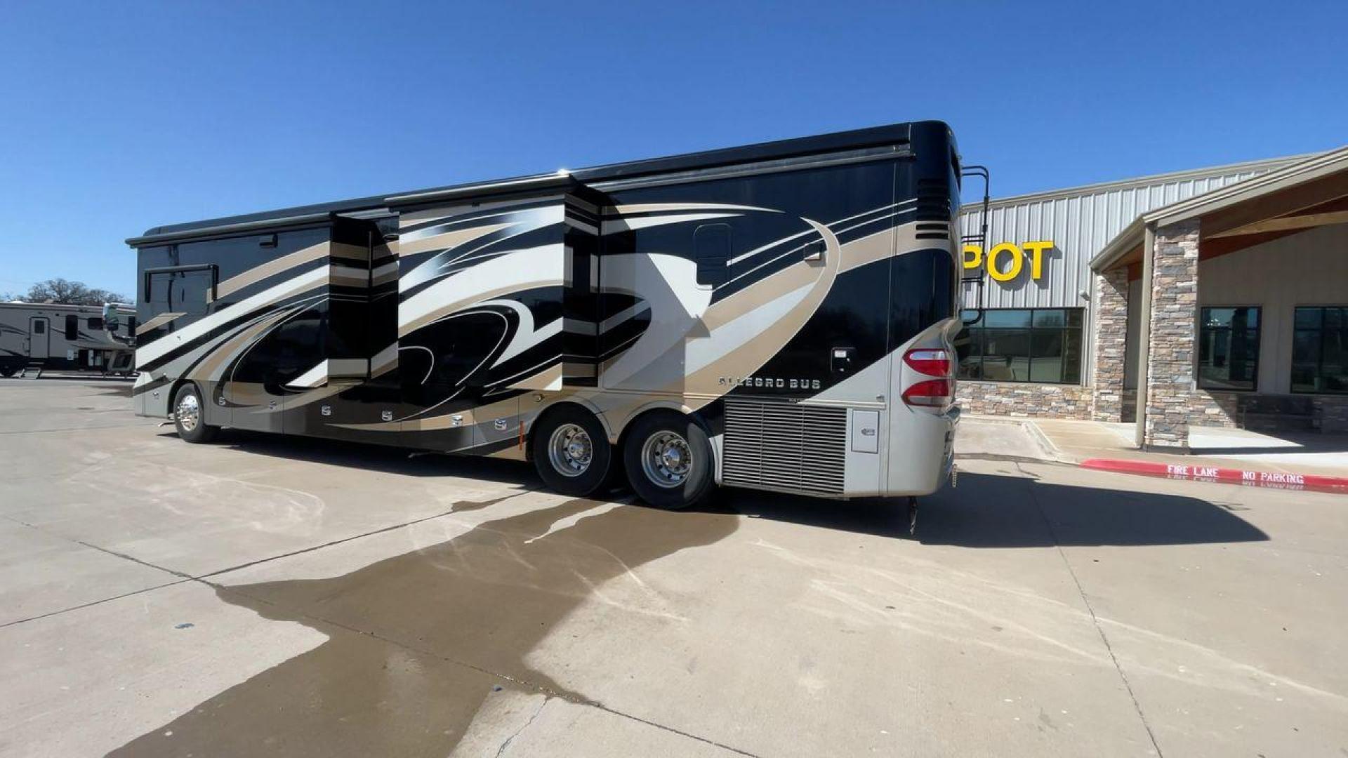 2018 TIFFIN ALLEGRO BUS 45OP (5VBBAK7A6JA) , located at 4319 N Main Street, Cleburne, TX, 76033, (817) 221-0660, 32.435829, -97.384178 - Photo#7