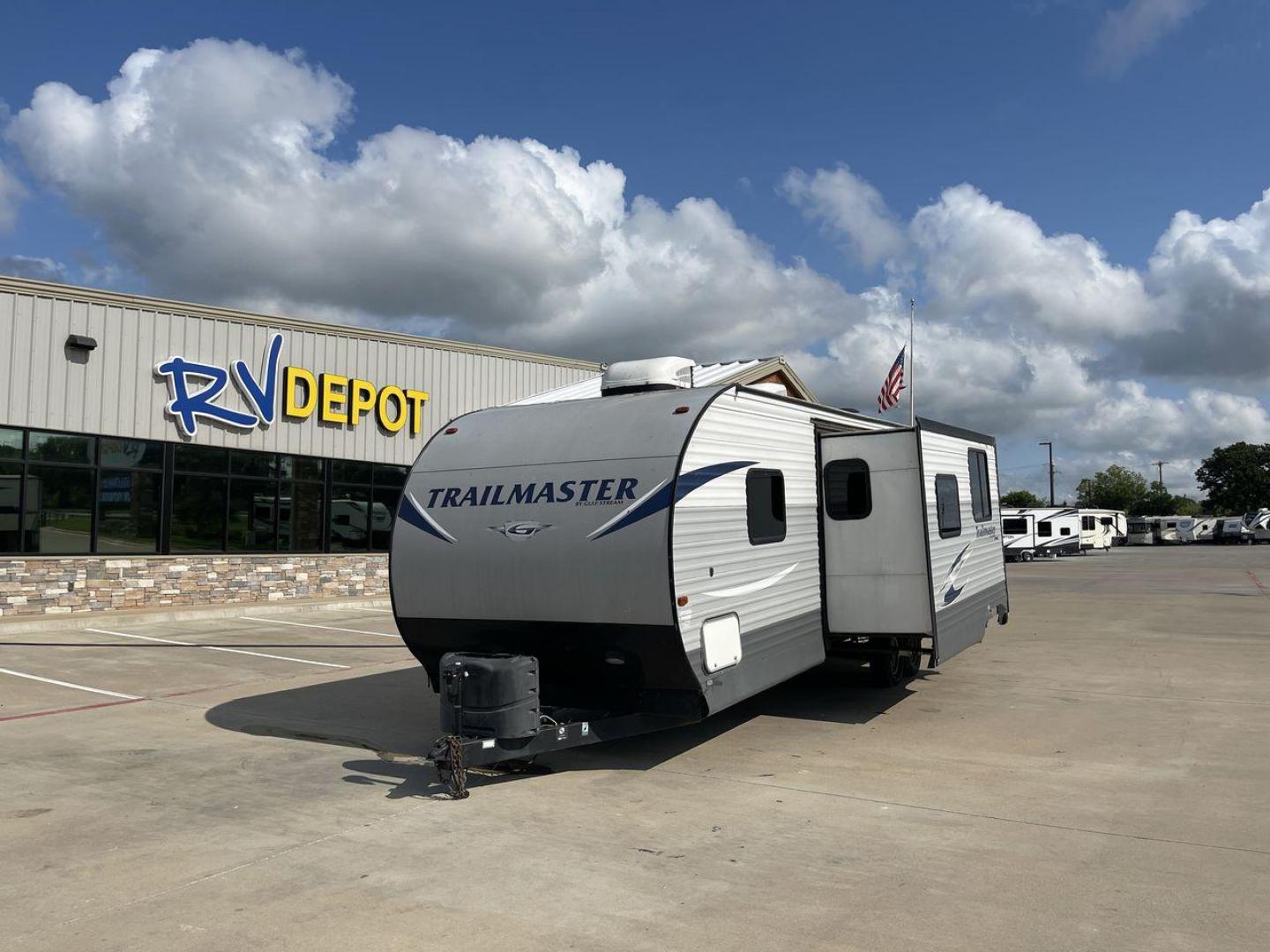 2018 GRAY TRAILMASTER 301TB - (1NL1G3428J1) , Length: 33.58 ft. | Dry Weight: 6,845 lbs. | Slides: 1 transmission, located at 4319 N Main Street, Cleburne, TX, 76033, (817) 221-0660, 32.435829, -97.384178 - Photo#0