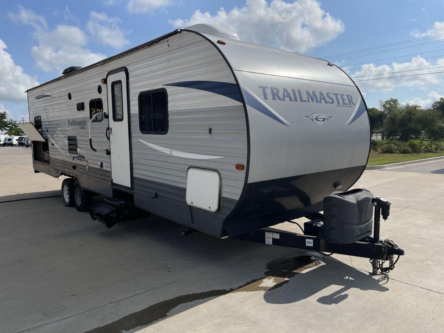 2018 GRAY TRAILMASTER 301TB - (1NL1G3428J1) , Length: 33.58 ft. | Dry Weight: 6,845 lbs. | Slides: 1 transmission, located at 4319 N Main Street, Cleburne, TX, 76033, (817) 221-0660, 32.435829, -97.384178 - The 2018 Trailmaster 301TB Travel Trailer is the perfect balance of space and comfort for friends and families looking to hit the road for memorable adventures. Measuring 33.58 feet long and with a dry weight of 6,845 lbs, this travel trailer is spacious and light enough to tow comfortably. The layo - Photo#23