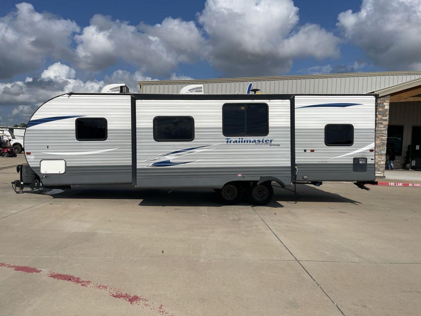 2018 GRAY TRAILMASTER 301TB - (1NL1G3428J1) , Length: 33.58 ft. | Dry Weight: 6,845 lbs. | Slides: 1 transmission, located at 4319 N Main Street, Cleburne, TX, 76033, (817) 221-0660, 32.435829, -97.384178 - The 2018 Trailmaster 301TB Travel Trailer is the perfect balance of space and comfort for friends and families looking to hit the road for memorable adventures. Measuring 33.58 feet long and with a dry weight of 6,845 lbs, this travel trailer is spacious and light enough to tow comfortably. The layo - Photo#24