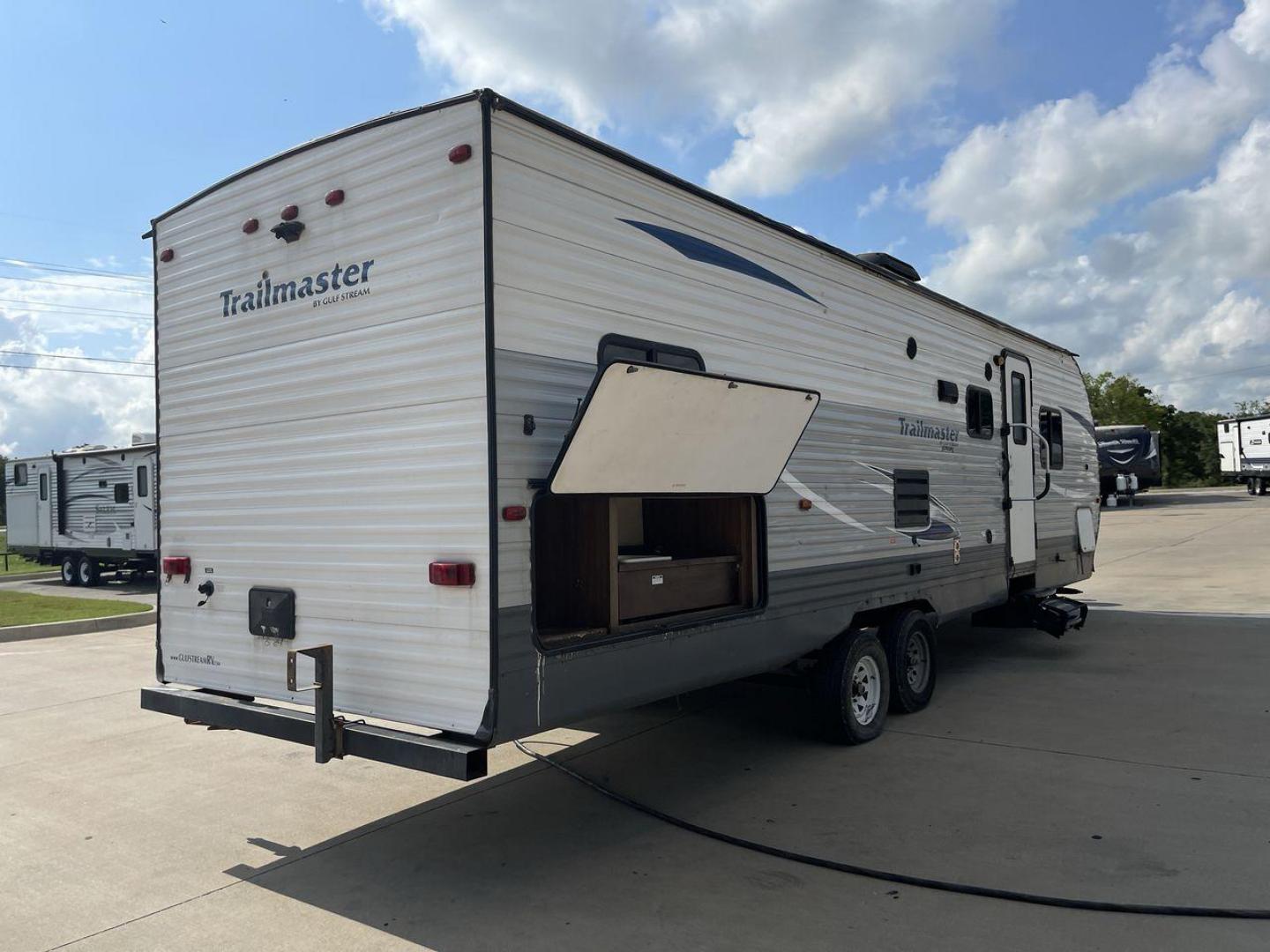 2018 GRAY TRAILMASTER 301TB - (1NL1G3428J1) , Length: 33.58 ft. | Dry Weight: 6,845 lbs. | Slides: 1 transmission, located at 4319 N Main Street, Cleburne, TX, 76033, (817) 221-0660, 32.435829, -97.384178 - The 2018 Trailmaster 301TB Travel Trailer is the perfect balance of space and comfort for friends and families looking to hit the road for memorable adventures. Measuring 33.58 feet long and with a dry weight of 6,845 lbs, this travel trailer is spacious and light enough to tow comfortably. The layo - Photo#25