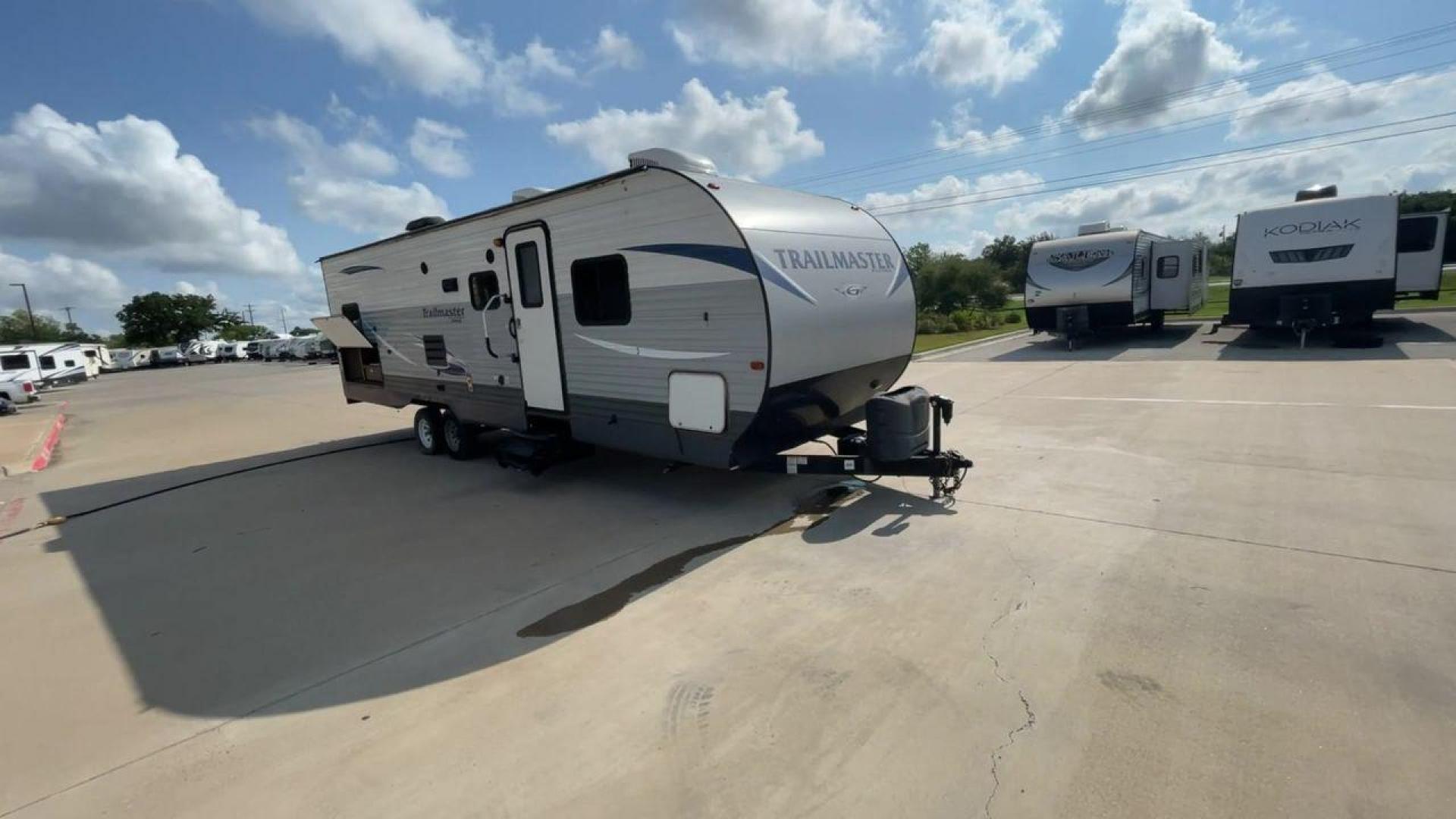 2018 GRAY TRAILMASTER 301TB - (1NL1G3428J1) , Length: 33.58 ft. | Dry Weight: 6,845 lbs. | Slides: 1 transmission, located at 4319 N Main Street, Cleburne, TX, 76033, (817) 221-0660, 32.435829, -97.384178 - Photo#3