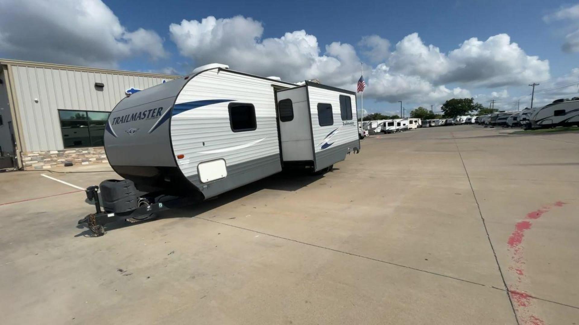 2018 GRAY TRAILMASTER 301TB - (1NL1G3428J1) , Length: 33.58 ft. | Dry Weight: 6,845 lbs. | Slides: 1 transmission, located at 4319 N Main Street, Cleburne, TX, 76033, (817) 221-0660, 32.435829, -97.384178 - Photo#5