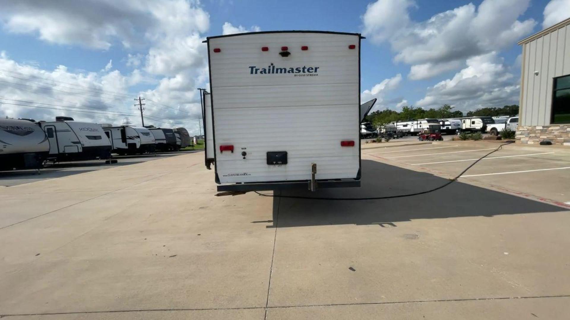 2018 GRAY TRAILMASTER 301TB - (1NL1G3428J1) , Length: 33.58 ft. | Dry Weight: 6,845 lbs. | Slides: 1 transmission, located at 4319 N Main Street, Cleburne, TX, 76033, (817) 221-0660, 32.435829, -97.384178 - Photo#8