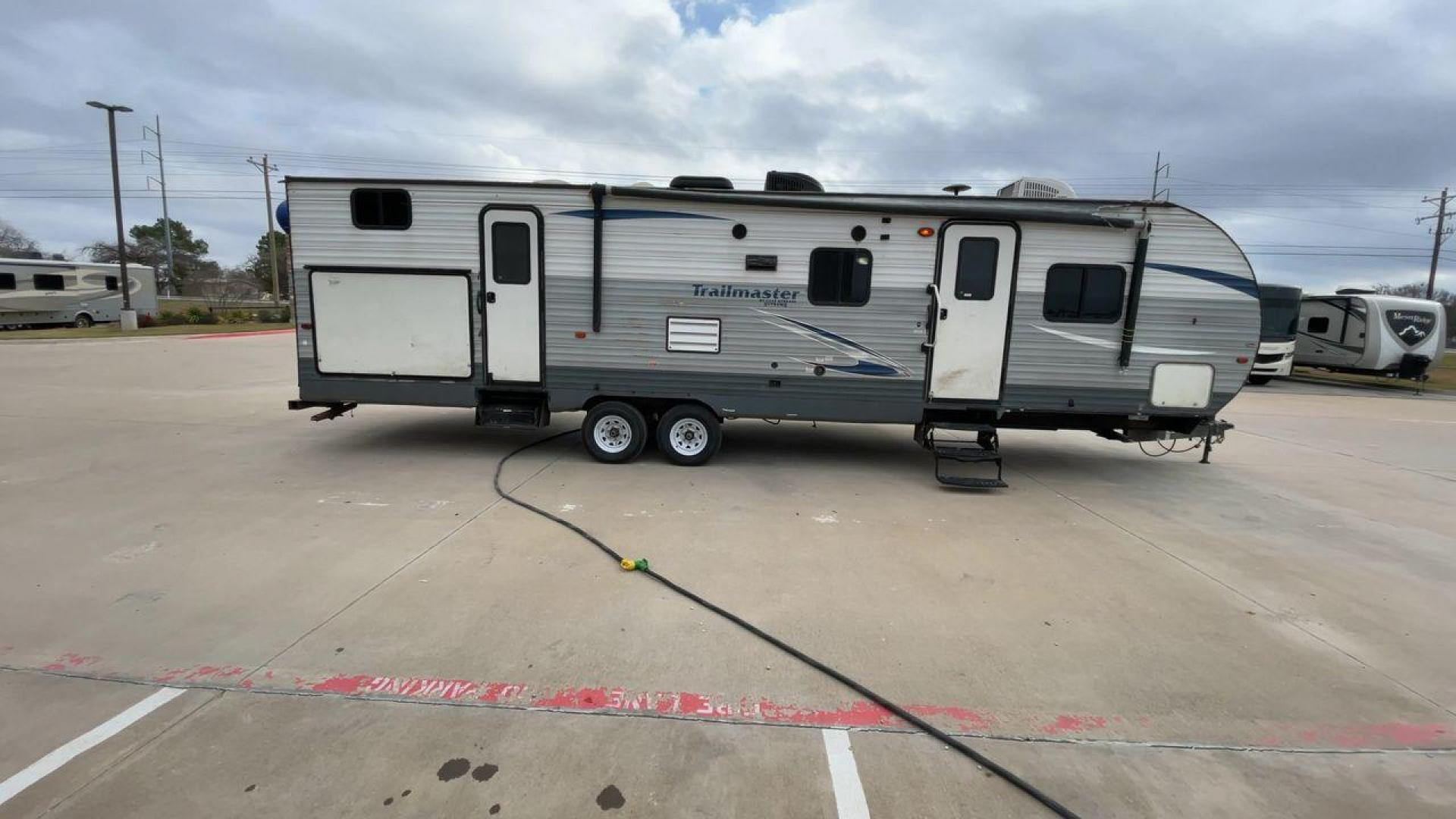 2018 TRAILMASTER 321TBS - (1NL1G372XJ1) , Length: 35.67 ft. | Dry Weight: 7,506 lbs. | Slides: 2 transmission, located at 4319 N Main Street, Cleburne, TX, 76033, (817) 221-0660, 32.435829, -97.384178 - The 2018 Trailmaster 321TBS Travel Trailer is a family-friendly RV designed to provide comfort and convenience for all your camping adventures. Measuring 35.67 ft. in length, 8 ft. in width, and 10.75 ft. in height, this travel trailer offers a spacious interior with thoughtful features. It has a dr - Photo#2