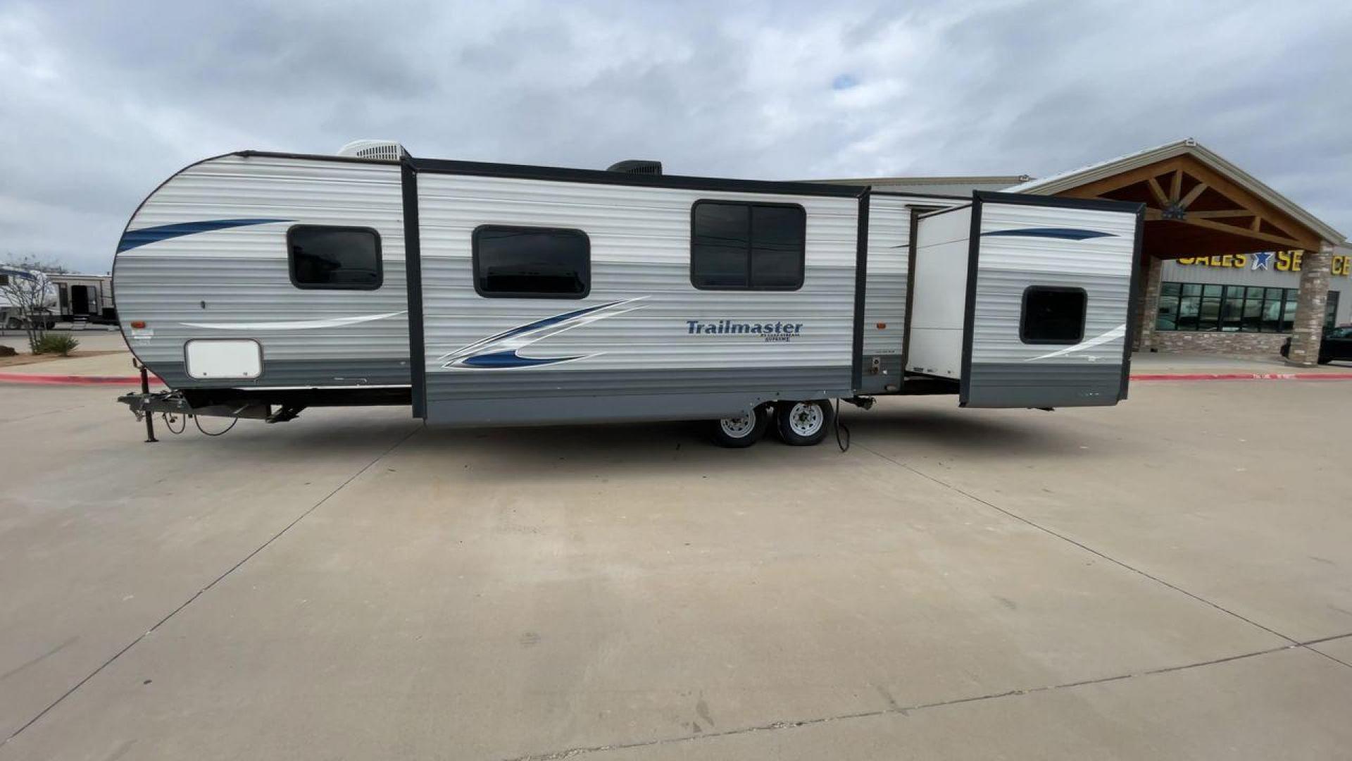 2018 TRAILMASTER 321TBS - (1NL1G372XJ1) , Length: 35.67 ft. | Dry Weight: 7,506 lbs. | Slides: 2 transmission, located at 4319 N Main Street, Cleburne, TX, 76033, (817) 221-0660, 32.435829, -97.384178 - The 2018 Trailmaster 321TBS Travel Trailer is a family-friendly RV designed to provide comfort and convenience for all your camping adventures. Measuring 35.67 ft. in length, 8 ft. in width, and 10.75 ft. in height, this travel trailer offers a spacious interior with thoughtful features. It has a dr - Photo#6