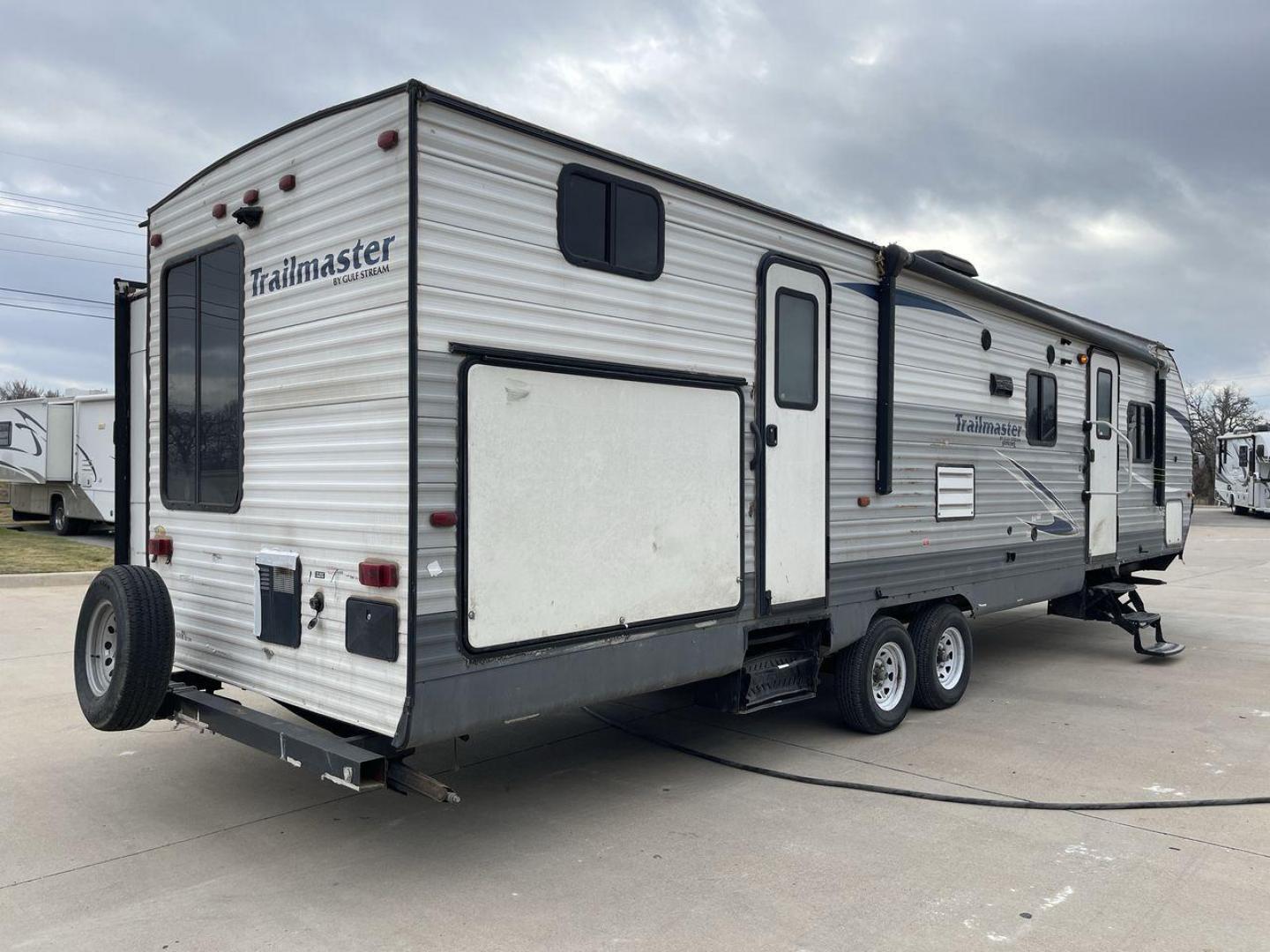 2018 TRAILMASTER 321TBS - (1NL1G372XJ1) , Length: 35.67 ft. | Dry Weight: 7,506 lbs. | Slides: 2 transmission, located at 4319 N Main Street, Cleburne, TX, 76033, (817) 221-0660, 32.435829, -97.384178 - The 2018 Trailmaster 321TBS Travel Trailer is a family-friendly RV designed to provide comfort and convenience for all your camping adventures. Measuring 35.67 ft. in length, 8 ft. in width, and 10.75 ft. in height, this travel trailer offers a spacious interior with thoughtful features. It has a dr - Photo#24