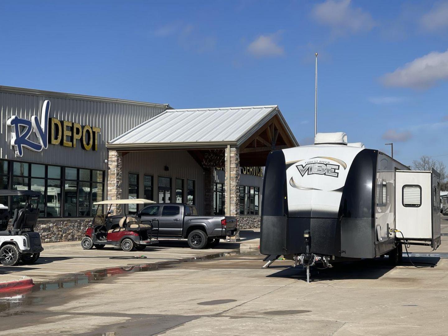 2018 TAN VIBE 268RKS (4X4TVBC26J4) , Length: 34.5 ft. | Dry Weight: 6,540 lbs. | Slides: 1 transmission, located at 4319 N Main Street, Cleburne, TX, 76033, (817) 221-0660, 32.435829, -97.384178 - With the 2018 Vibe 268RKS Travel Trailer, you can experience both adventure and relaxation. This RV provides an ideal combination of ample space and easy maneuverability, making it a great choice for your travels. With the addition of one slide, this RV optimizes living space without compromising it - Photo#0