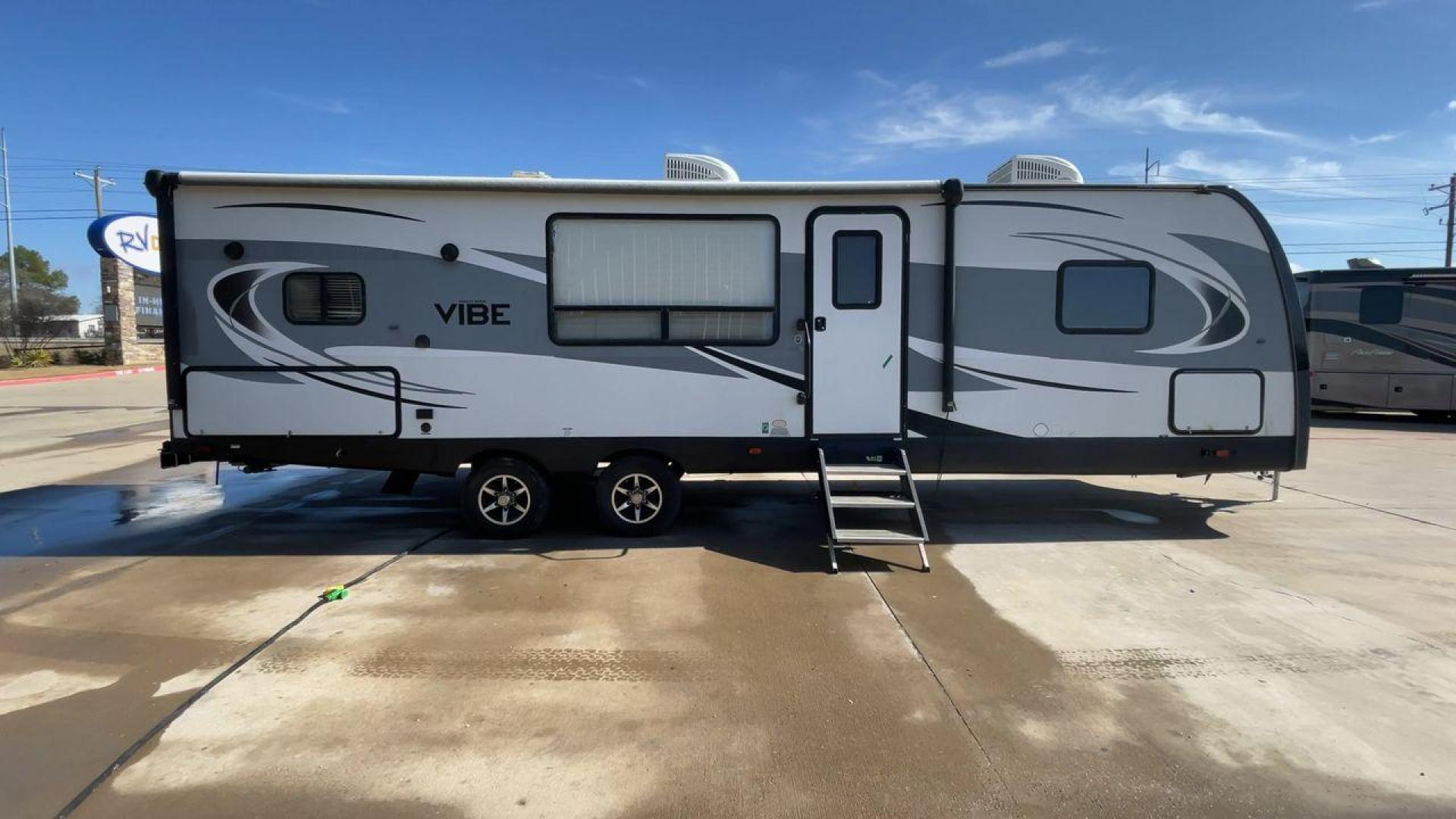 2018 TAN VIBE 268RKS (4X4TVBC26J4) , Length: 34.5 ft. | Dry Weight: 6,540 lbs. | Slides: 1 transmission, located at 4319 N Main Street, Cleburne, TX, 76033, (817) 221-0660, 32.435829, -97.384178 - With the 2018 Vibe 268RKS Travel Trailer, you can experience both adventure and relaxation. This RV provides an ideal combination of ample space and easy maneuverability, making it a great choice for your travels. With the addition of one slide, this RV optimizes living space without compromising it - Photo#2