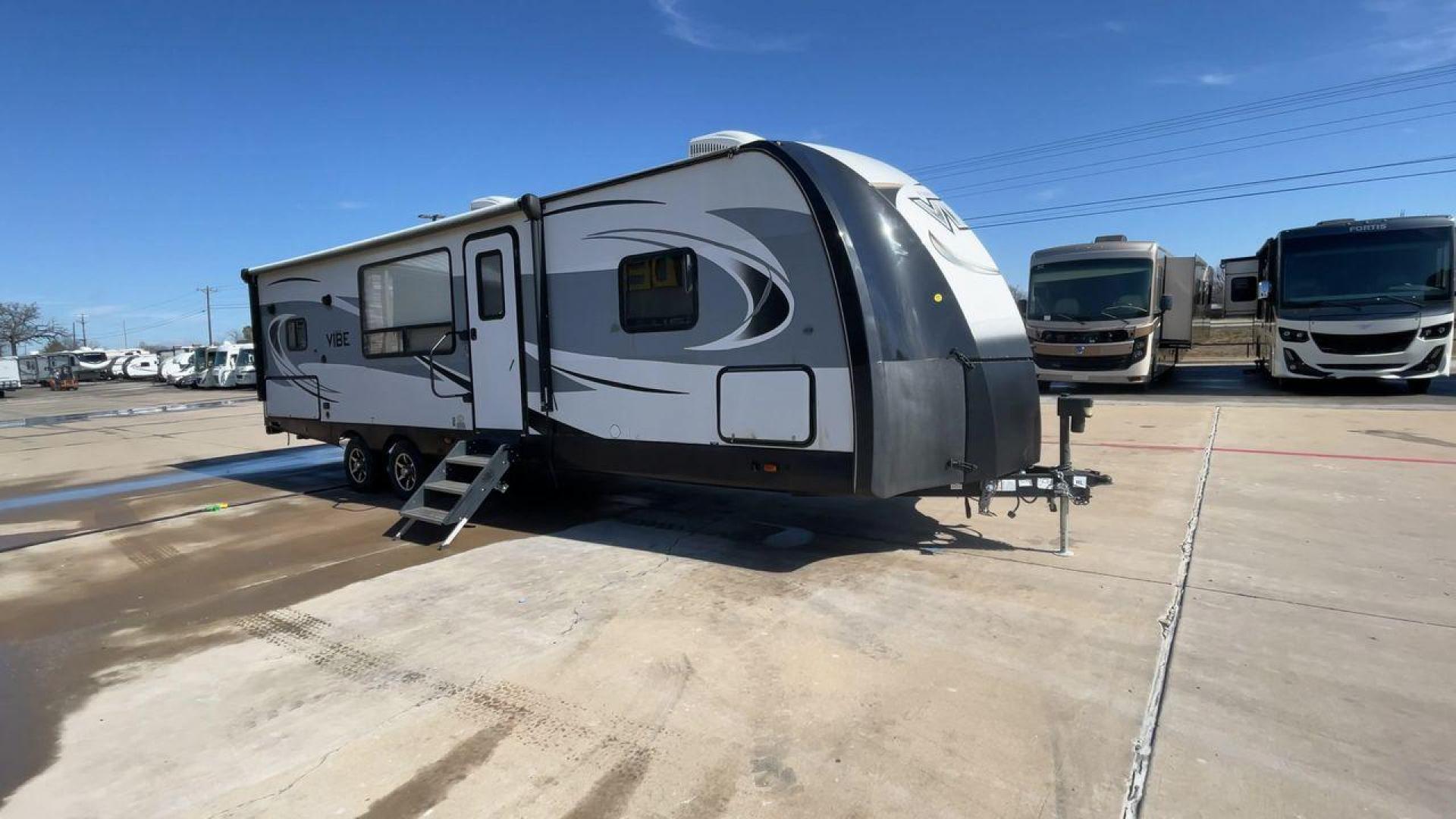 2018 TAN VIBE 268RKS (4X4TVBC26J4) , Length: 34.5 ft. | Dry Weight: 6,540 lbs. | Slides: 1 transmission, located at 4319 N Main Street, Cleburne, TX, 76033, (817) 221-0660, 32.435829, -97.384178 - With the 2018 Vibe 268RKS Travel Trailer, you can experience both adventure and relaxation. This RV provides an ideal combination of ample space and easy maneuverability, making it a great choice for your travels. With the addition of one slide, this RV optimizes living space without compromising it - Photo#3