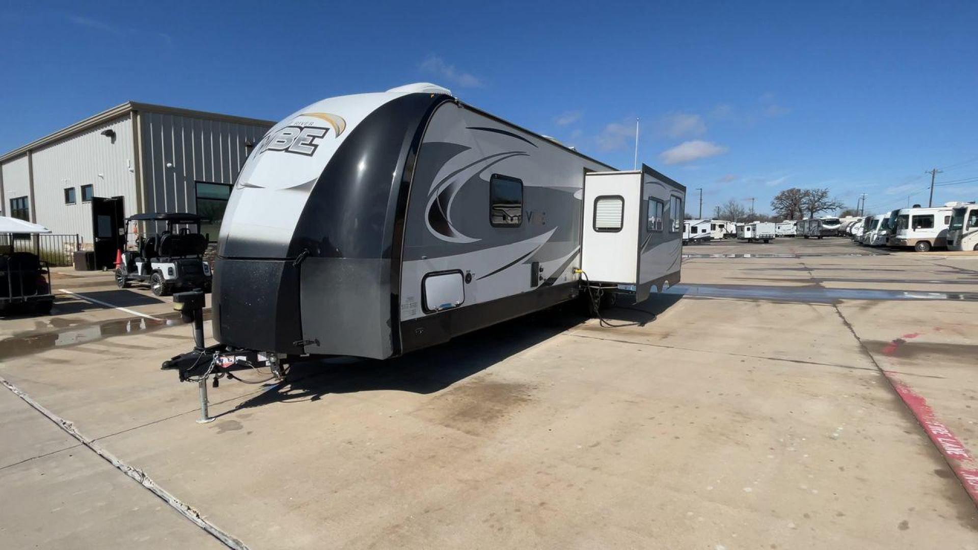 2018 TAN VIBE 268RKS (4X4TVBC26J4) , Length: 34.5 ft. | Dry Weight: 6,540 lbs. | Slides: 1 transmission, located at 4319 N Main Street, Cleburne, TX, 76033, (817) 221-0660, 32.435829, -97.384178 - With the 2018 Vibe 268RKS Travel Trailer, you can experience both adventure and relaxation. This RV provides an ideal combination of ample space and easy maneuverability, making it a great choice for your travels. With the addition of one slide, this RV optimizes living space without compromising it - Photo#5