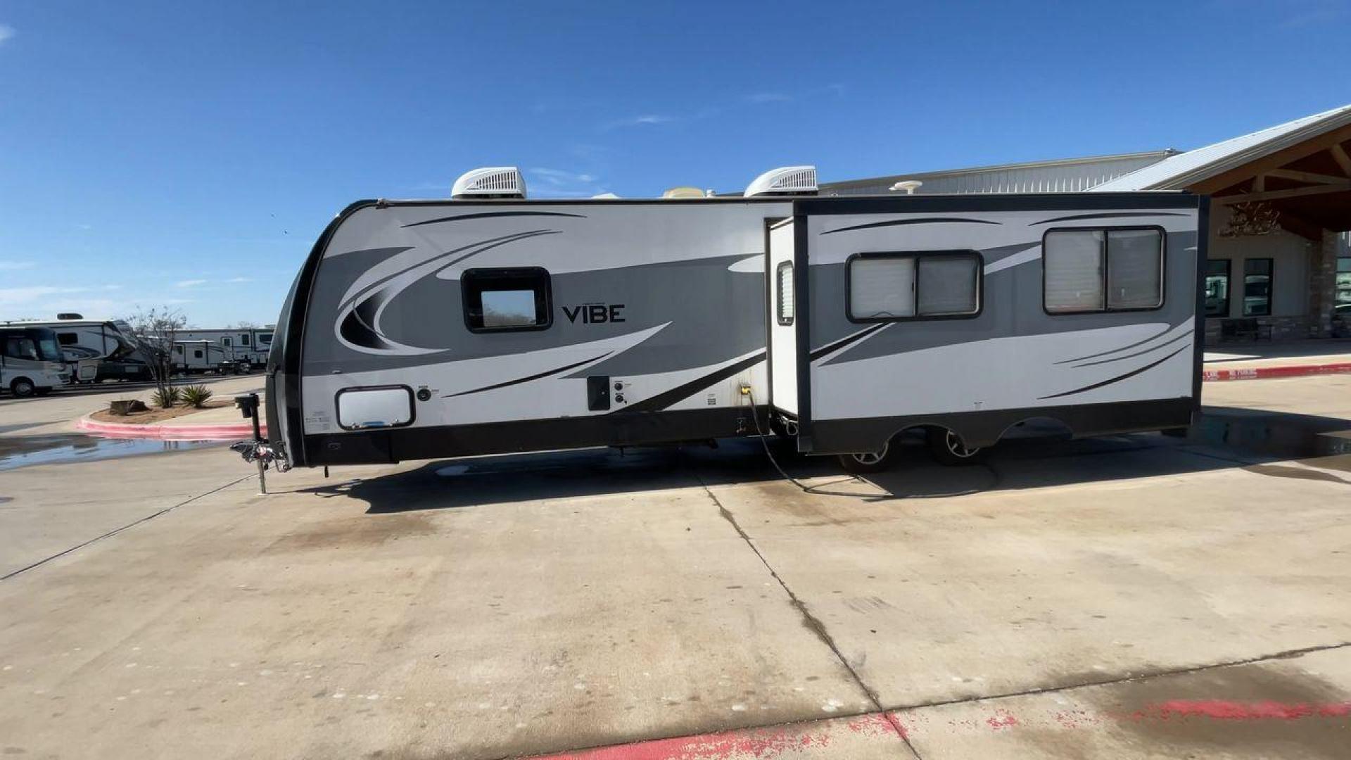 2018 TAN VIBE 268RKS (4X4TVBC26J4) , Length: 34.5 ft. | Dry Weight: 6,540 lbs. | Slides: 1 transmission, located at 4319 N Main Street, Cleburne, TX, 76033, (817) 221-0660, 32.435829, -97.384178 - With the 2018 Vibe 268RKS Travel Trailer, you can experience both adventure and relaxation. This RV provides an ideal combination of ample space and easy maneuverability, making it a great choice for your travels. With the addition of one slide, this RV optimizes living space without compromising it - Photo#6