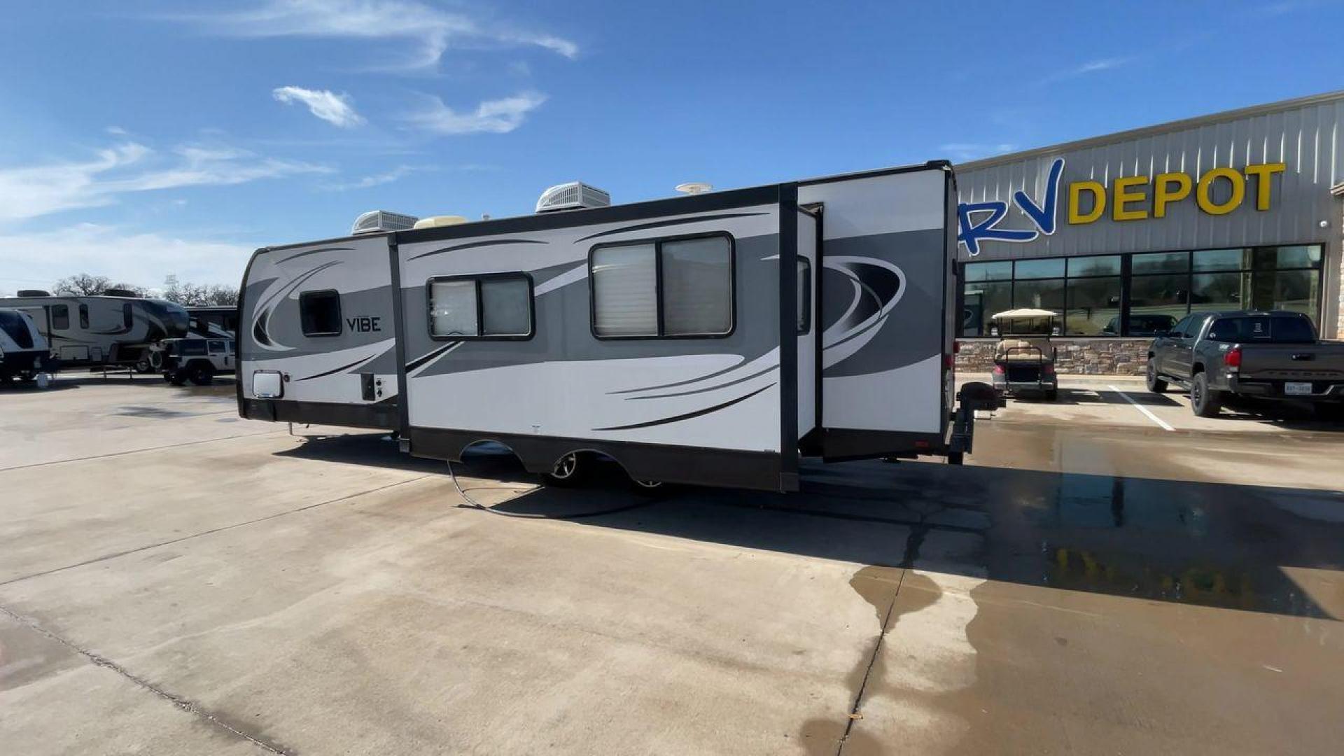 2018 TAN VIBE 268RKS (4X4TVBC26J4) , Length: 34.5 ft. | Dry Weight: 6,540 lbs. | Slides: 1 transmission, located at 4319 N Main Street, Cleburne, TX, 76033, (817) 221-0660, 32.435829, -97.384178 - With the 2018 Vibe 268RKS Travel Trailer, you can experience both adventure and relaxation. This RV provides an ideal combination of ample space and easy maneuverability, making it a great choice for your travels. With the addition of one slide, this RV optimizes living space without compromising it - Photo#7