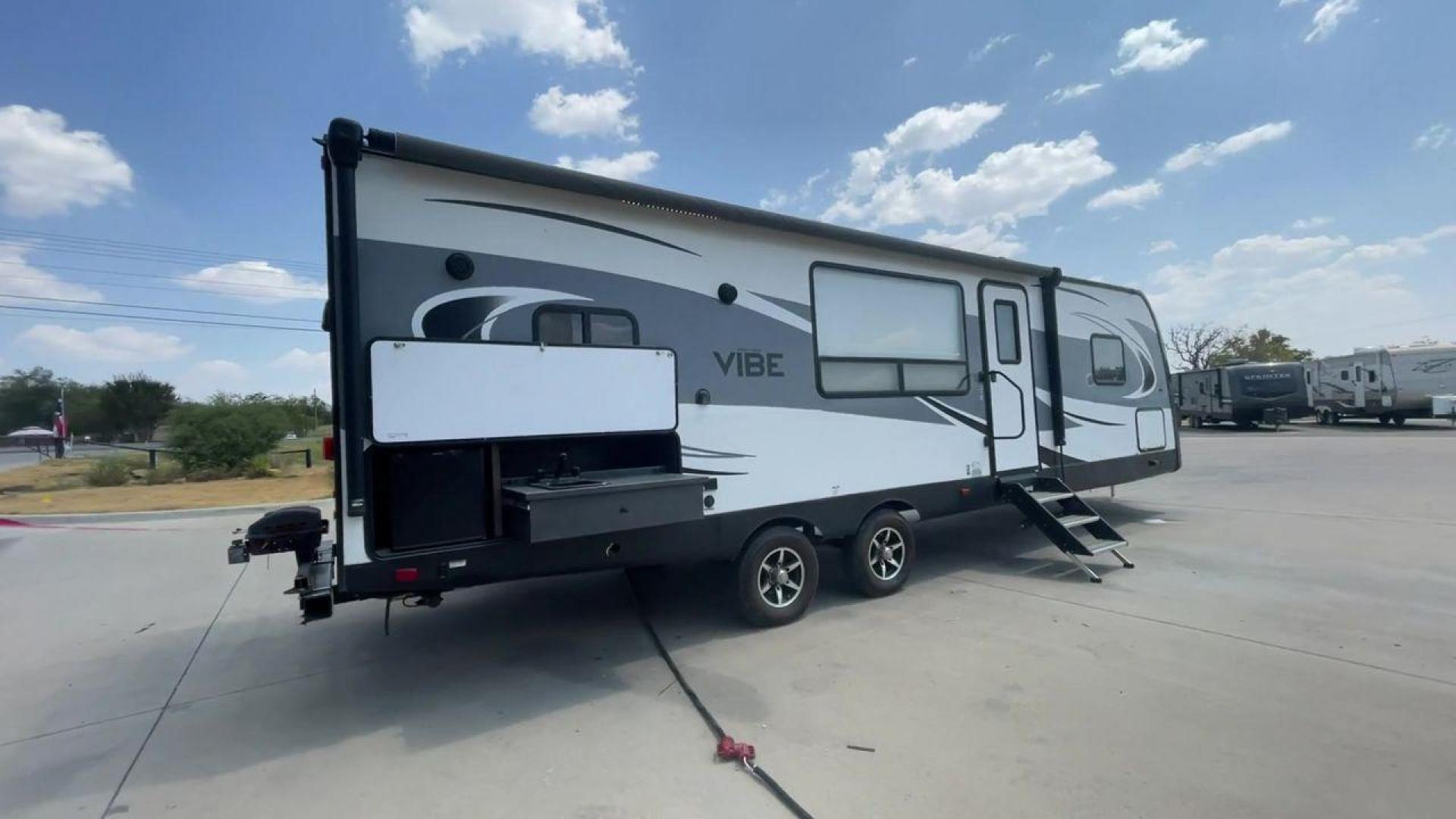 2018 TAN VIBE 268RKS (4X4TVBC26J4) , Length: 34.5 ft. | Dry Weight: 6,540 lbs. | Slides: 1 transmission, located at 4319 N Main Street, Cleburne, TX, 76033, (817) 221-0660, 32.435829, -97.384178 - With the 2018 Vibe 268RKS Travel Trailer, you can experience both adventure and relaxation. This RV provides an ideal combination of ample space and easy maneuverability, making it a great choice for your travels. With the addition of one slide, this RV optimizes living space without compromising it - Photo#1