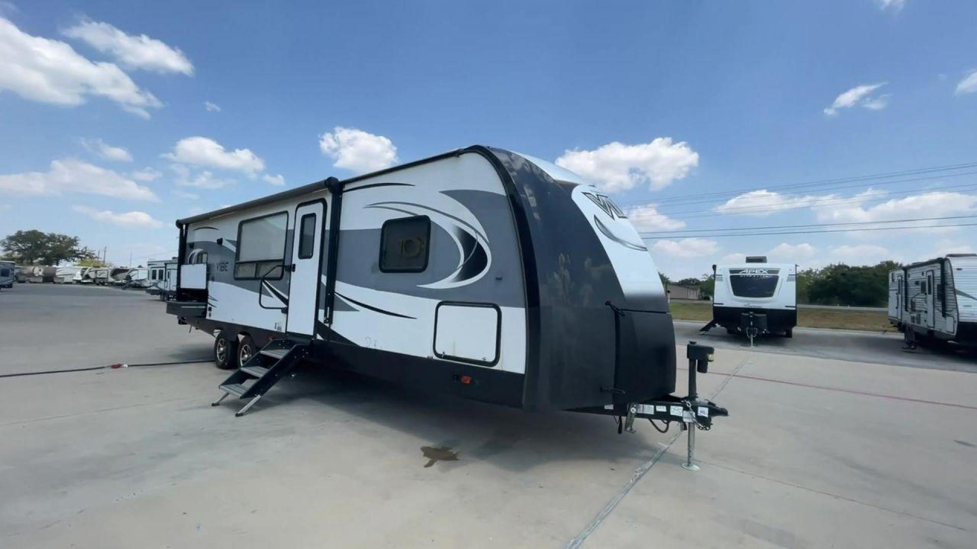 2018 TAN VIBE 268RKS (4X4TVBC26J4) , Length: 34.5 ft. | Dry Weight: 6,540 lbs. | Slides: 1 transmission, located at 4319 N Main Street, Cleburne, TX, 76033, (817) 221-0660, 32.435829, -97.384178 - With the 2018 Vibe 268RKS Travel Trailer, you can experience both adventure and relaxation. This RV provides an ideal combination of ample space and easy maneuverability, making it a great choice for your travels. With the addition of one slide, this RV optimizes living space without compromising it - Photo#3