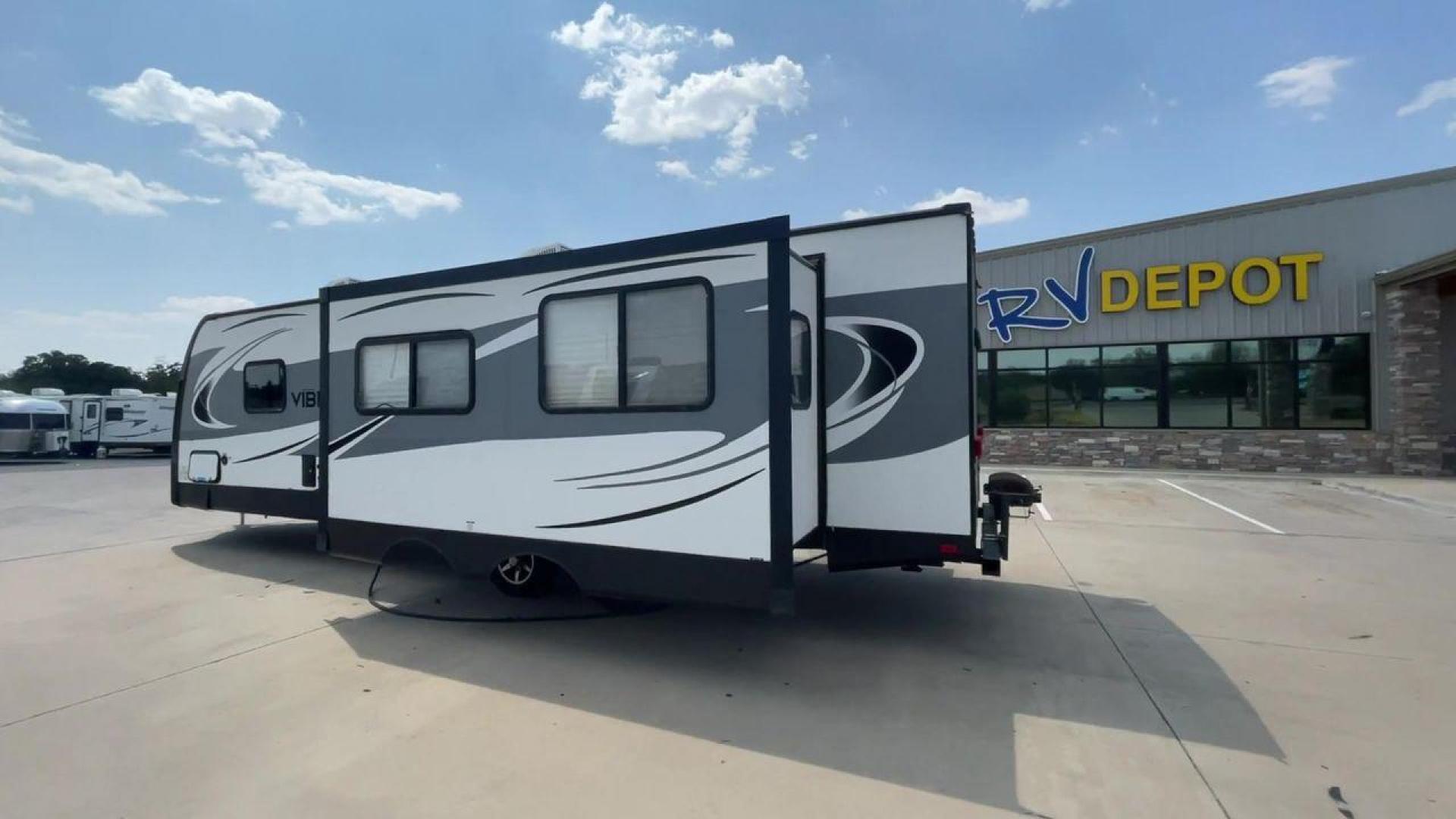 2018 TAN VIBE 268RKS (4X4TVBC26J4) , Length: 34.5 ft. | Dry Weight: 6,540 lbs. | Slides: 1 transmission, located at 4319 N Main Street, Cleburne, TX, 76033, (817) 221-0660, 32.435829, -97.384178 - With the 2018 Vibe 268RKS Travel Trailer, you can experience both adventure and relaxation. This RV provides an ideal combination of ample space and easy maneuverability, making it a great choice for your travels. With the addition of one slide, this RV optimizes living space without compromising it - Photo#7