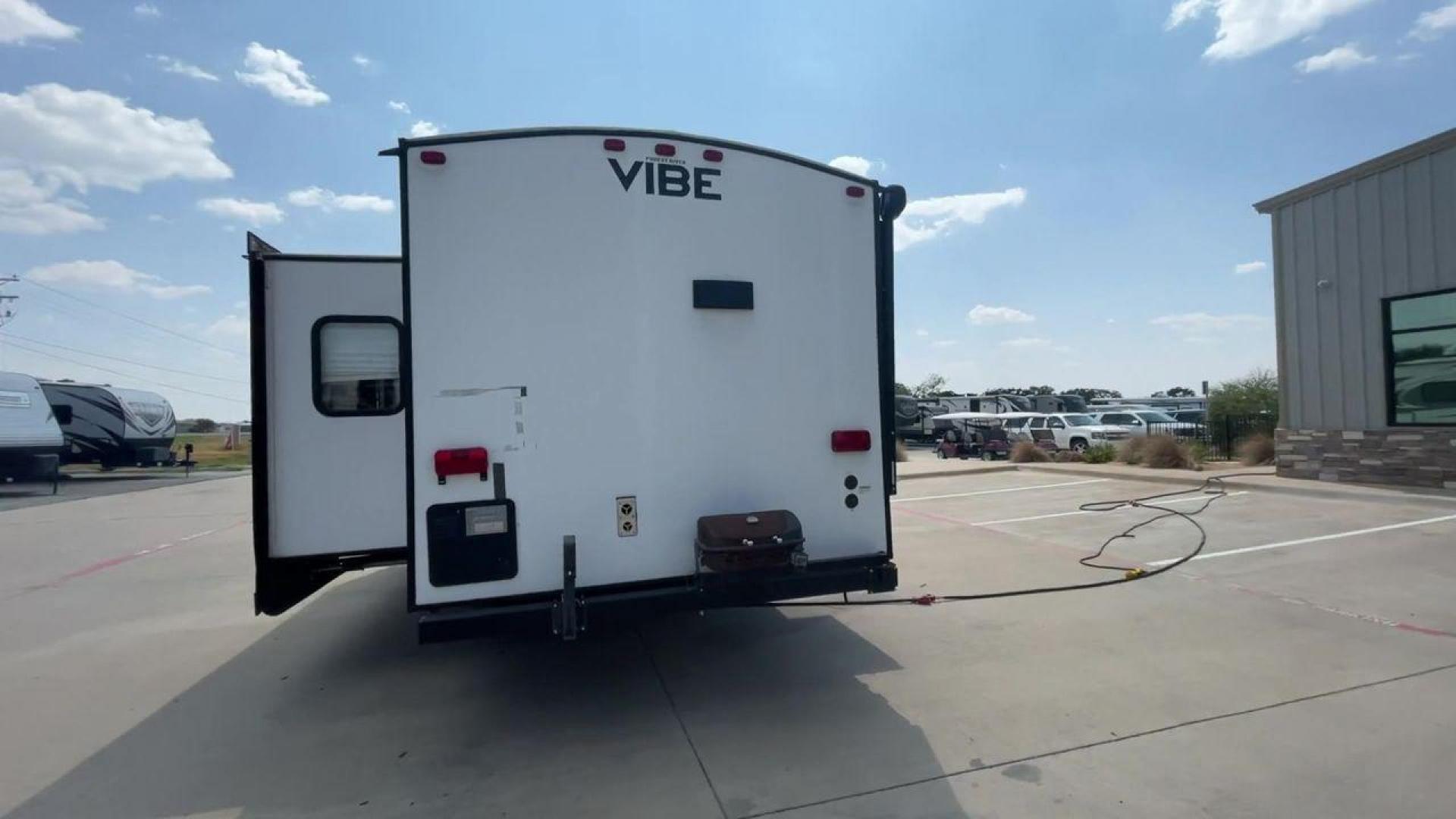 2018 TAN VIBE 268RKS (4X4TVBC26J4) , Length: 34.5 ft. | Dry Weight: 6,540 lbs. | Slides: 1 transmission, located at 4319 N Main Street, Cleburne, TX, 76033, (817) 221-0660, 32.435829, -97.384178 - With the 2018 Vibe 268RKS Travel Trailer, you can experience both adventure and relaxation. This RV provides an ideal combination of ample space and easy maneuverability, making it a great choice for your travels. With the addition of one slide, this RV optimizes living space without compromising it - Photo#8