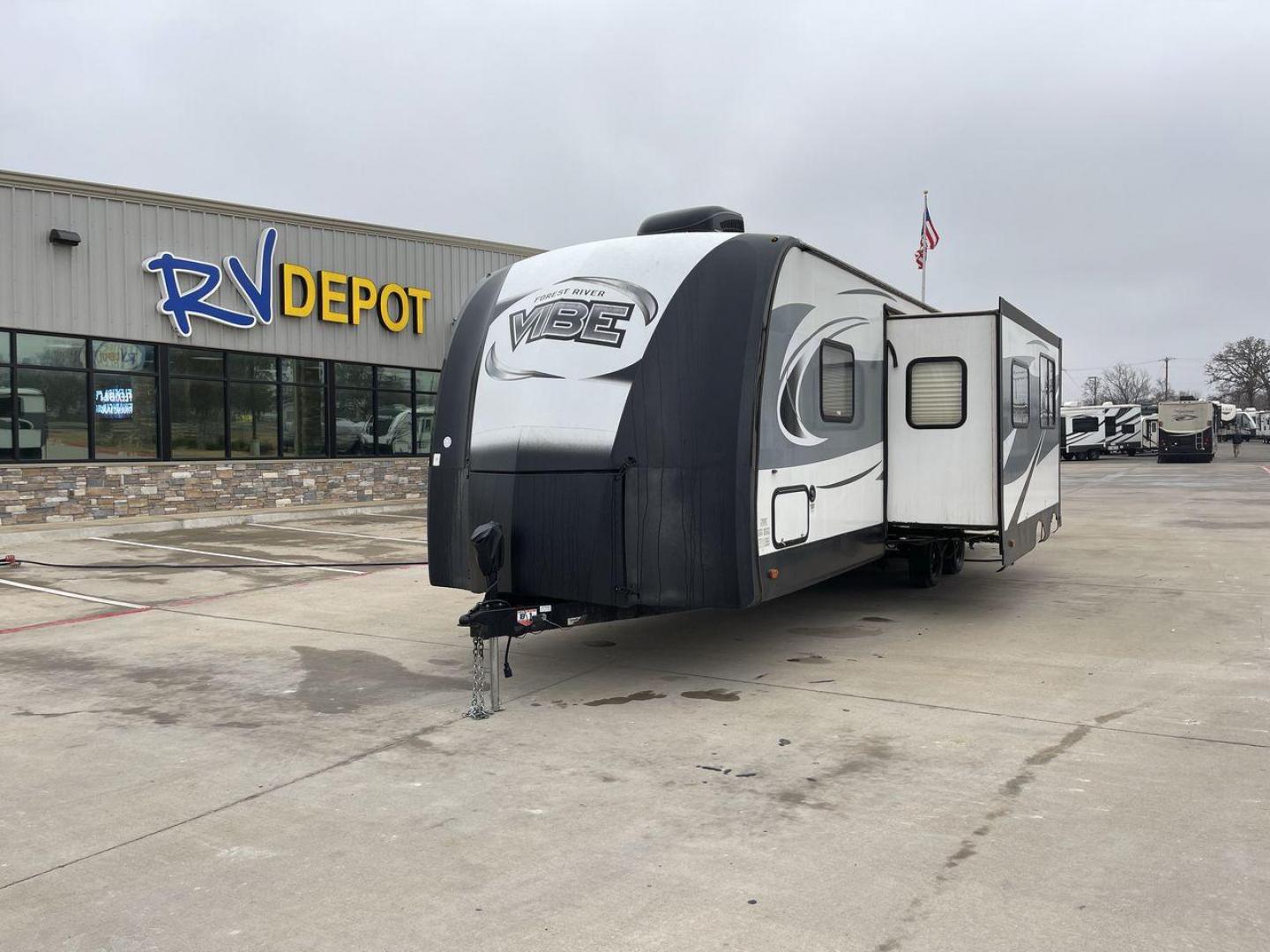 2018 VIBE 272 BHS (4X4TVBC28J4) , Length: 34.67 ft. | Dry Weight: 6,648 lbs. | Slides: 1 transmission, located at 4319 N Main Street, Cleburne, TX, 76033, (817) 221-0660, 32.435829, -97.384178 - Introducing the 2018 VIBE 272 BHS, a finely built travel trailer that prioritizes comfort and convenience during your camping trips. This model has multiple entry doors for simple access; the main door opens immediately into the pleasant living room, while the secondary door provides direct access t - Photo#0