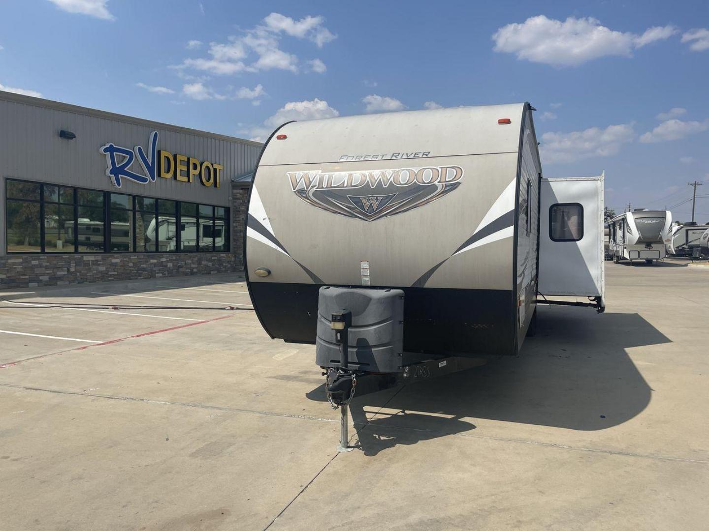 2018 WHITE WILDWOOD 27RKSS (4X4TWDC22JA) , Length: 33.25 ft. | Dry Weight: 6,355 lbs. | Gross Weight: 7,720 lbs. | Slides: 1 transmission, located at 4319 N Main Street, Cleburne, TX, 76033, (817) 221-0660, 32.435829, -97.384178 - Experience the freedom of the open road with the 2018 Forest River Wildwood 27RKSS travel trailer. Meticulously designed and crafted, this RV offers a perfect combination of comfort, functionality, and family-friendly features, making it an ideal choice for those seeking memorable outdoor adventures - Photo#0